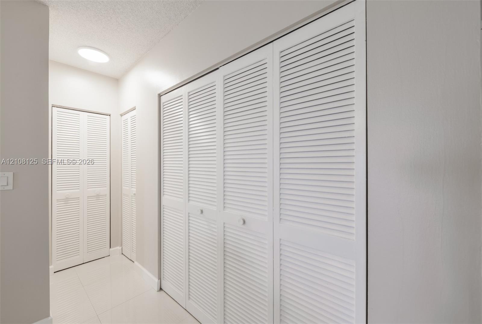 See details 8M 1 / 2 870 sq. ft. $ 2026-10-16 0 Photo