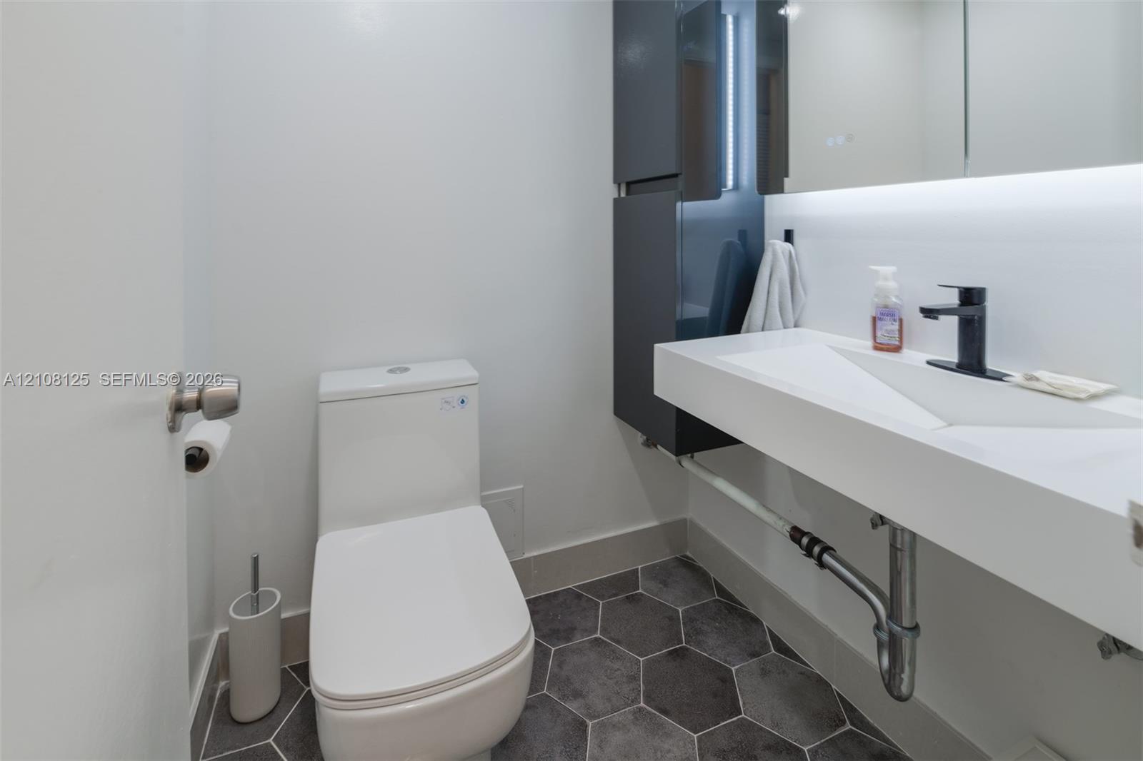 See details 8M 1 / 2 870 sq. ft. $ 2026-10-16 0 Photo