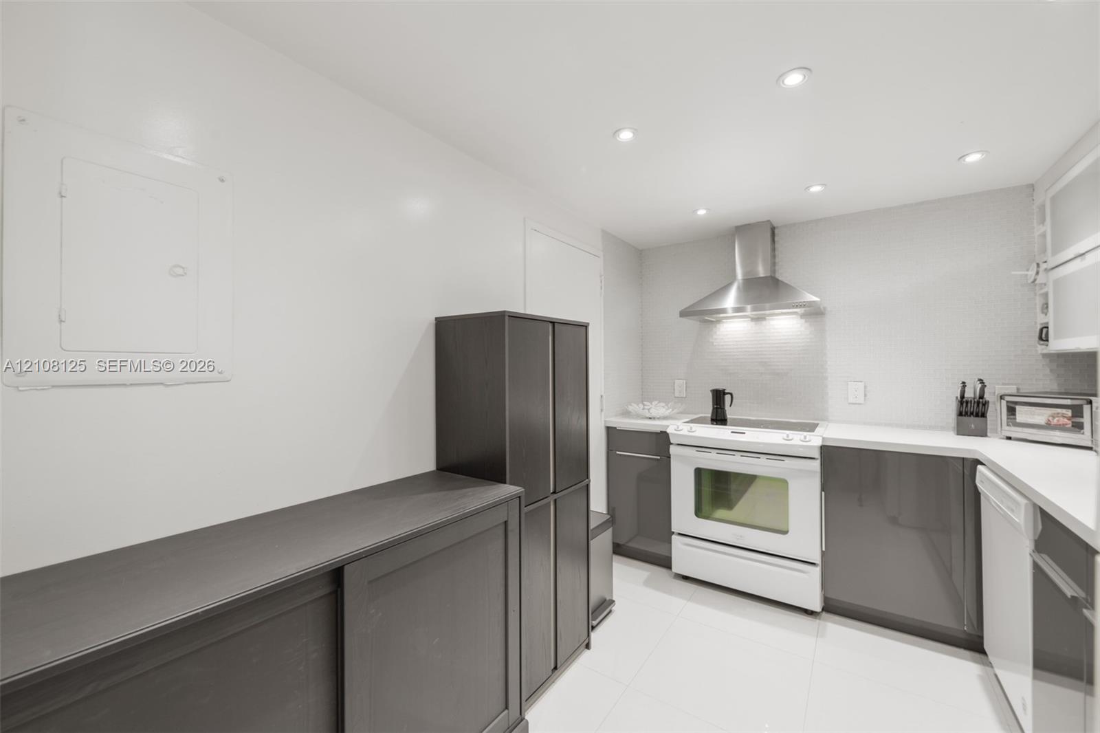 See details 8M 1 / 2 870 sq. ft. $ 2026-10-16 0 Photo