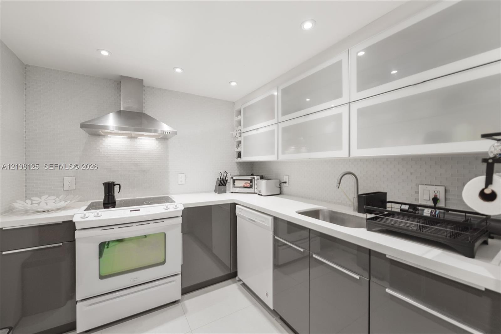 See details 8M 1 / 2 870 sq. ft. $ 2026-10-16 0 Photo