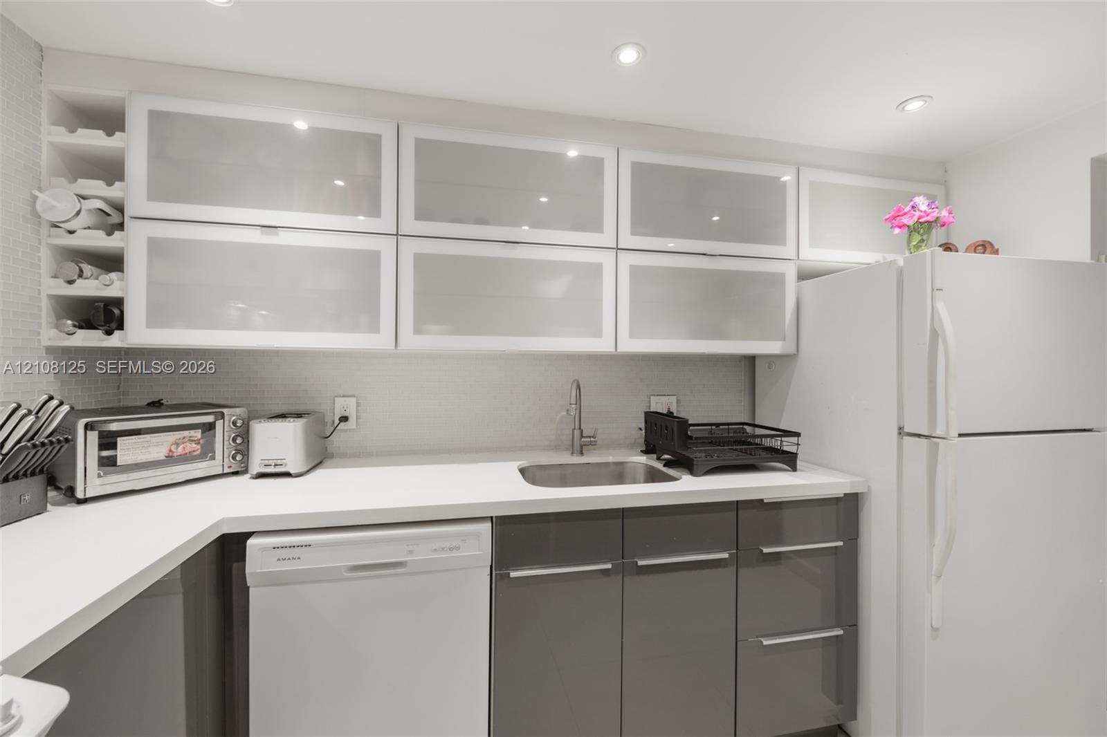 See details 8M 1 / 2 870 sq. ft. $ 2026-10-16 0 Photo