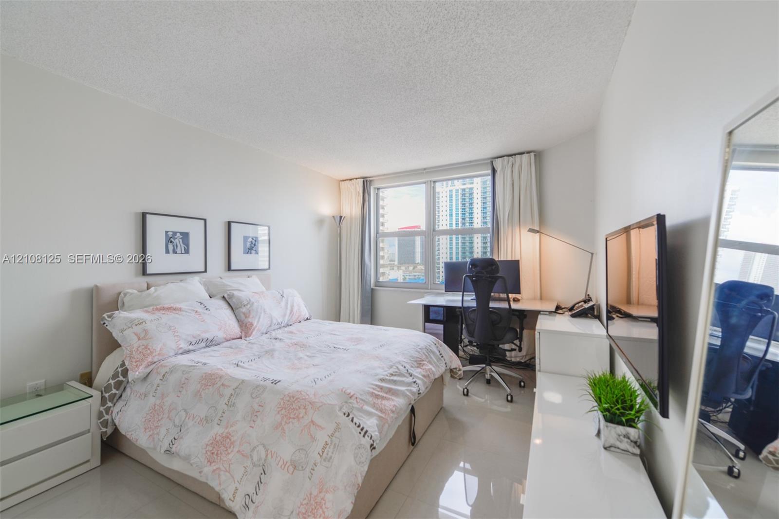 See details 8M 1 / 2 870 sq. ft. $ 2026-10-16 0 Photo