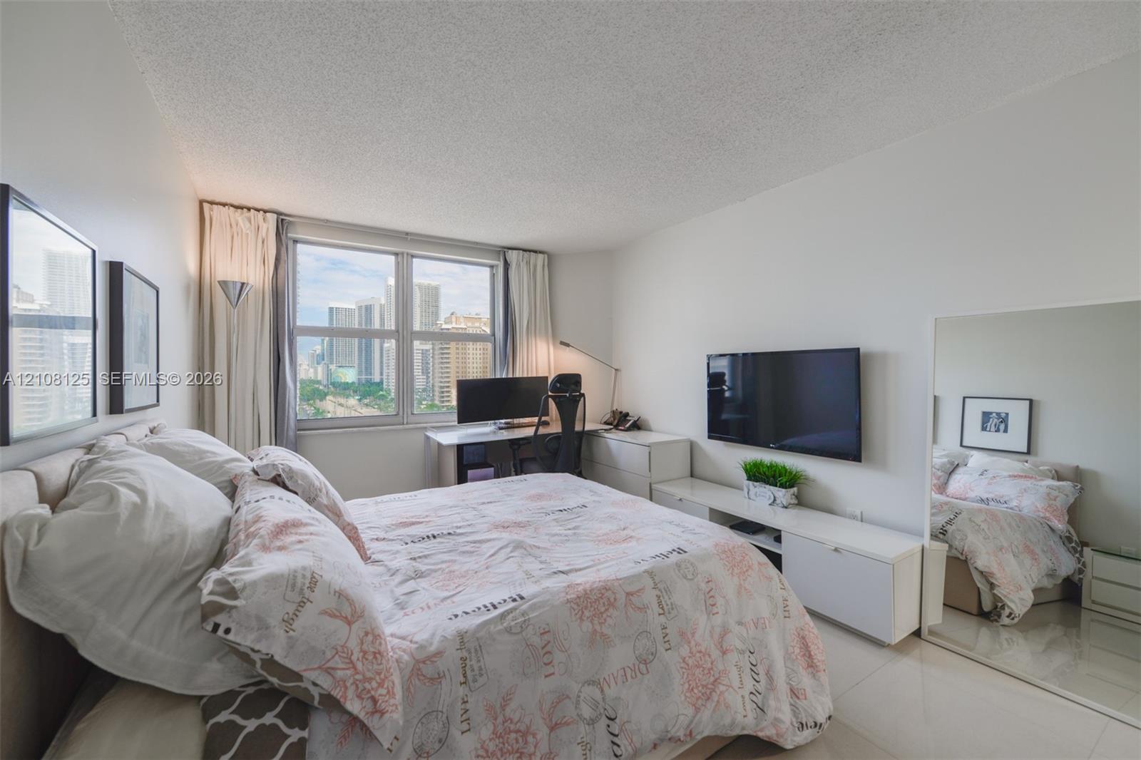 See details 8M 1 / 2 870 sq. ft. $ 2026-10-16 0 Photo