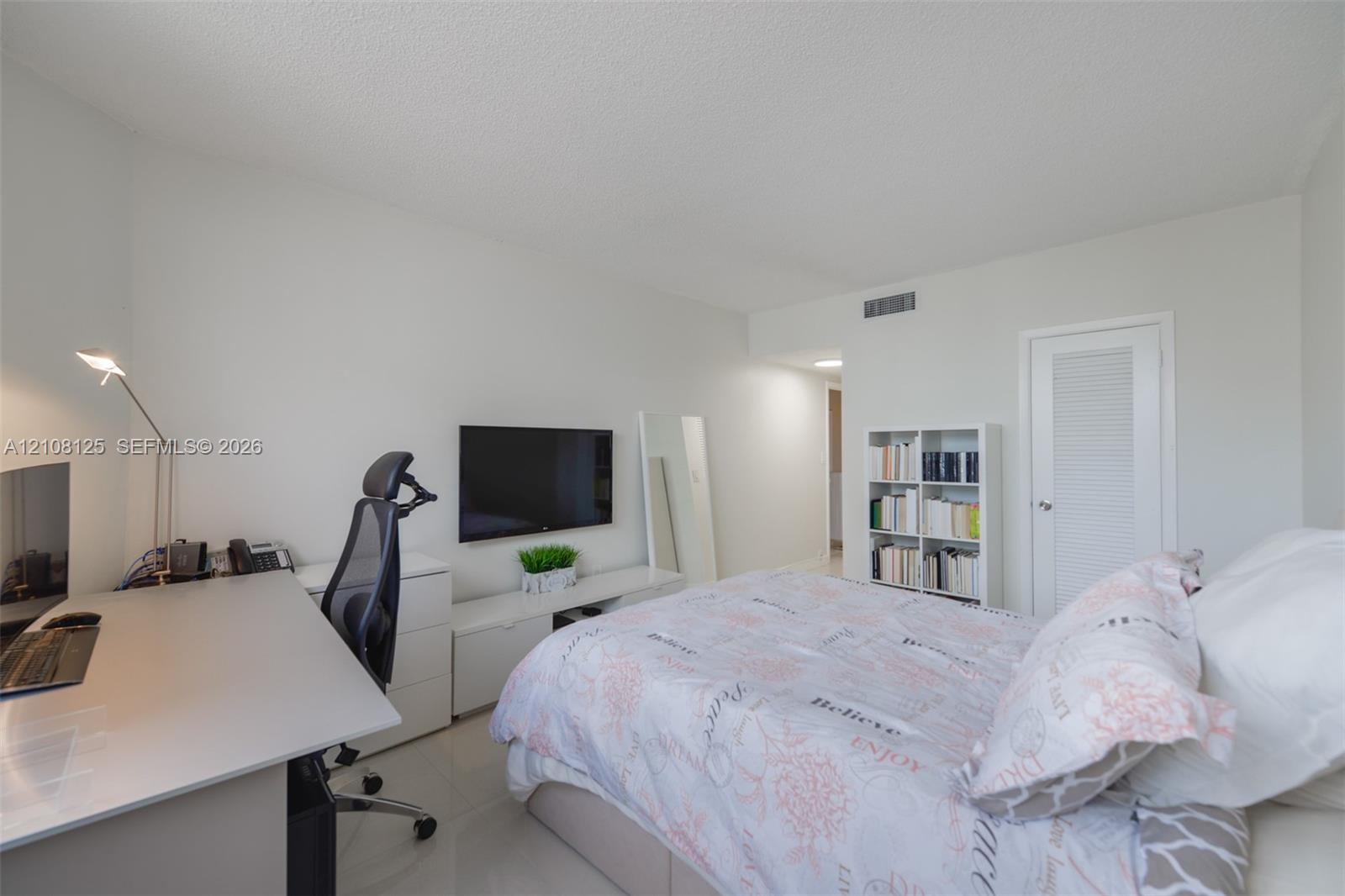 See details 8M 1 / 2 870 sq. ft. $ 2026-10-16 0 Photo