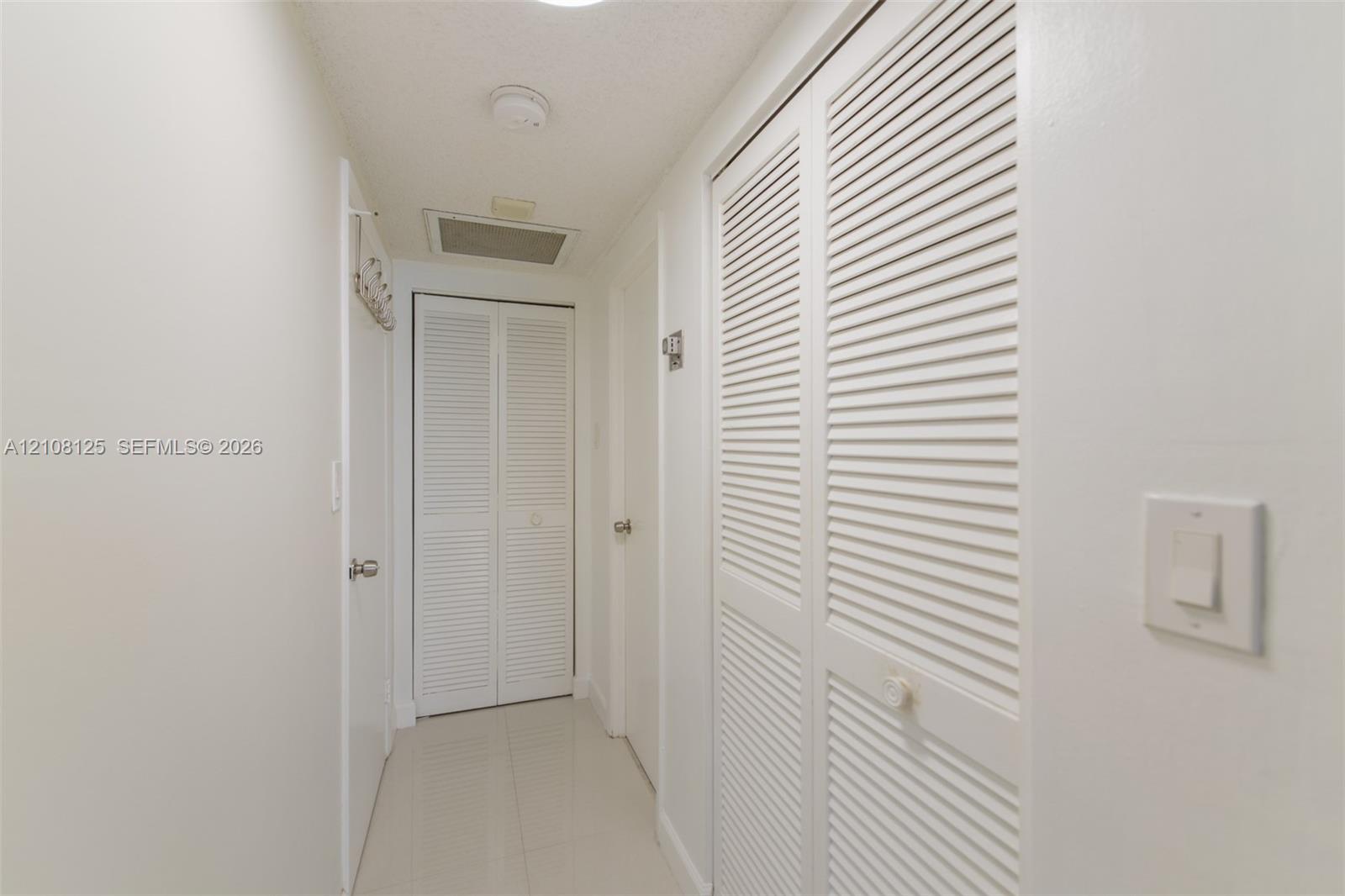 See details 8M 1 / 2 870 sq. ft. $ 2026-10-16 0 Photo