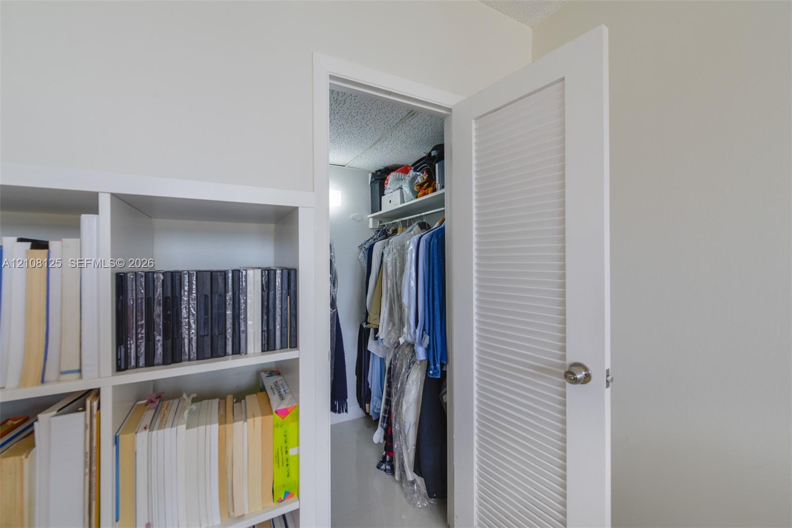 See details 8M 1 / 2 870 sq. ft. $ 2026-10-16 0 Photo