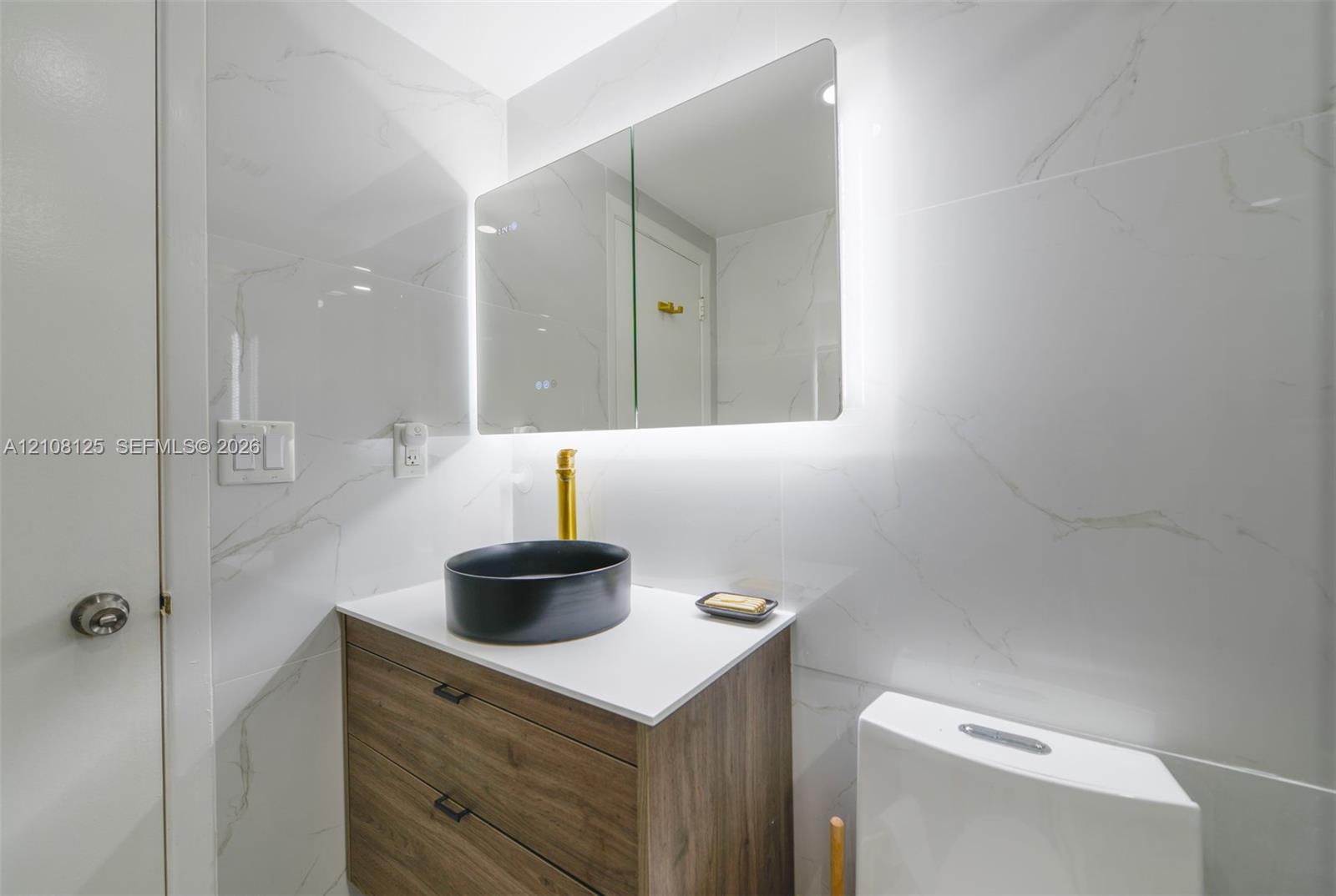 See details 8M 1 / 2 870 sq. ft. $ 2026-10-16 0 Photo