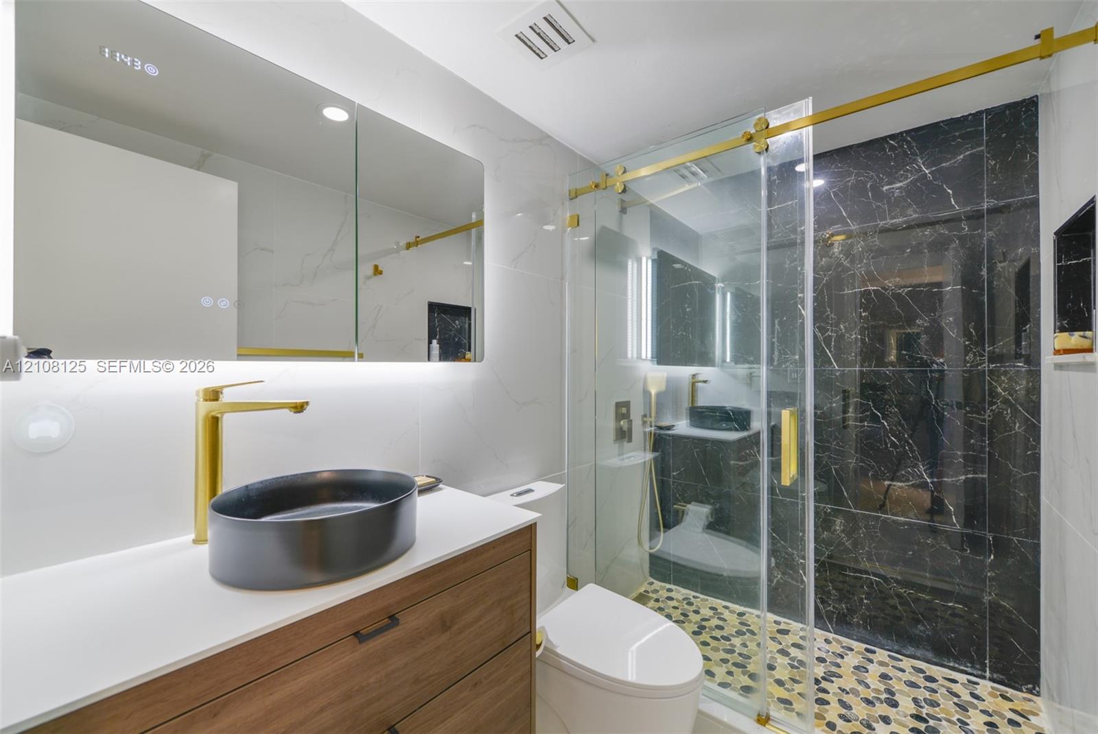 See details 8M 1 / 2 870 sq. ft. $ 2026-10-16 0 Photo
