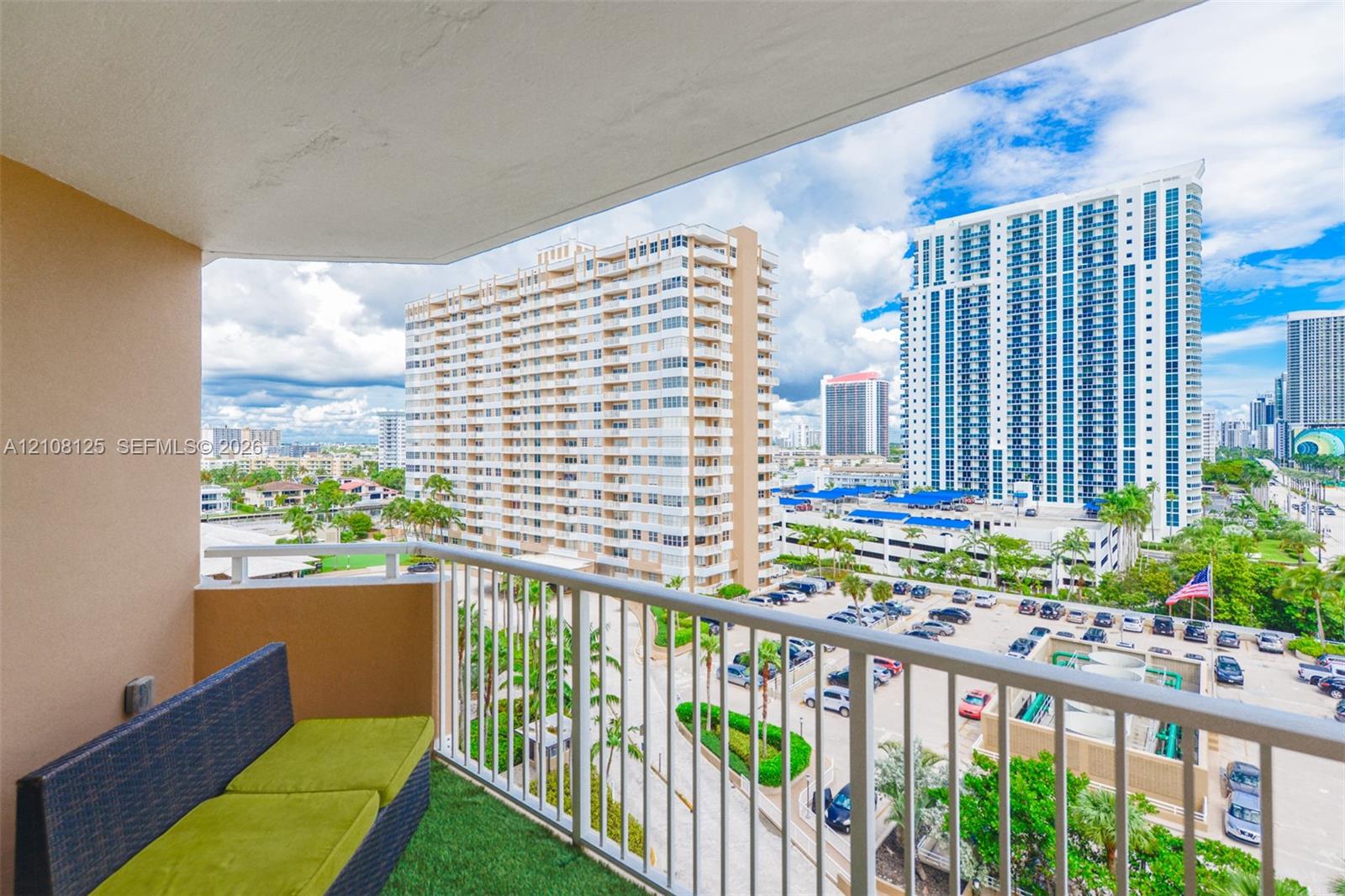 See details 8M 1 / 2 870 sq. ft. $ 2026-10-16 0 Photo