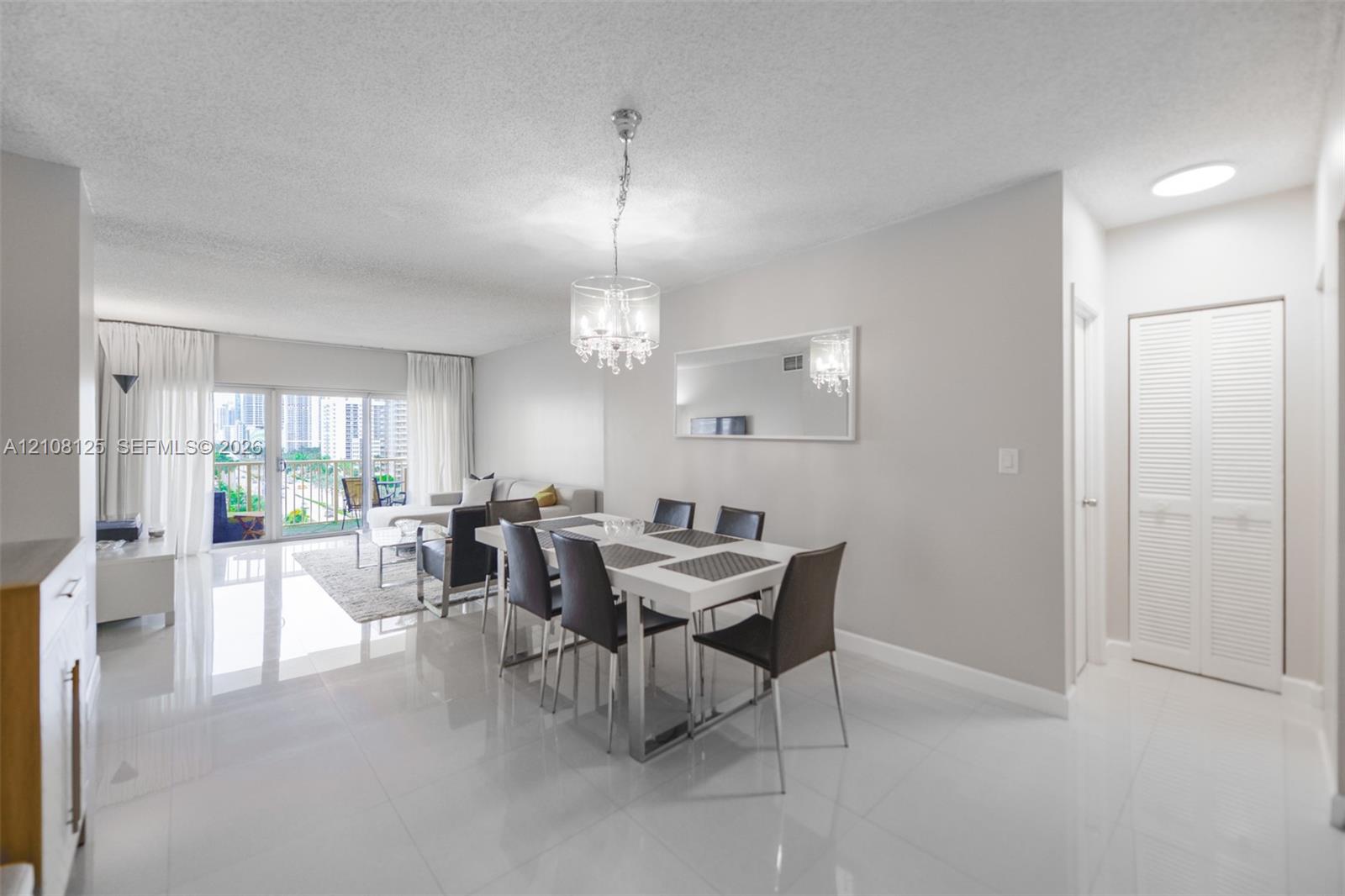 See details 8M 1 / 2 870 sq. ft. $ 2026-10-16 0 Photo