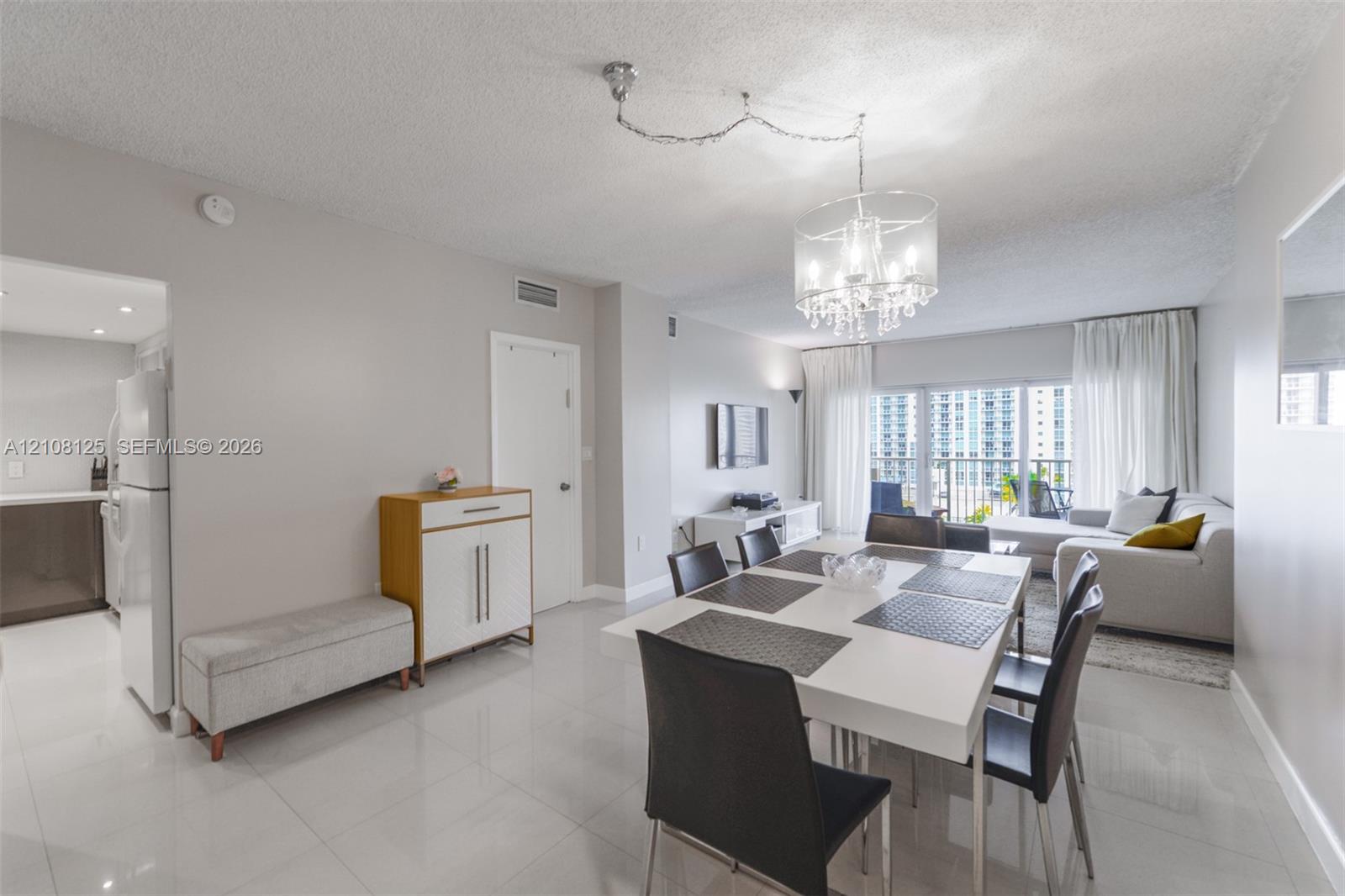 See details 8M 1 / 2 870 sq. ft. $ 2026-10-16 0 Photo