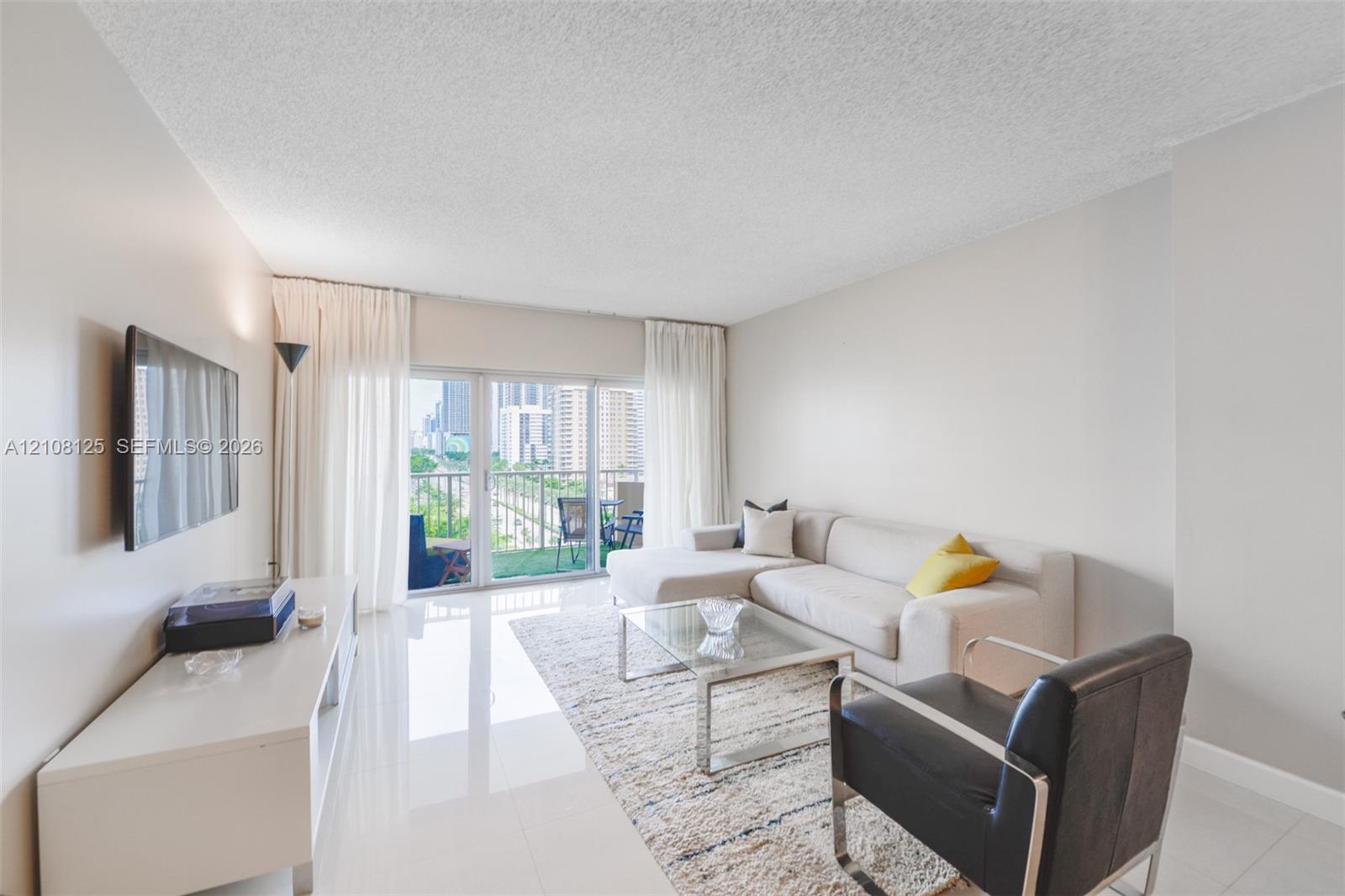 See details 8M 1 / 2 870 sq. ft. $ 2026-10-16 0 Photo