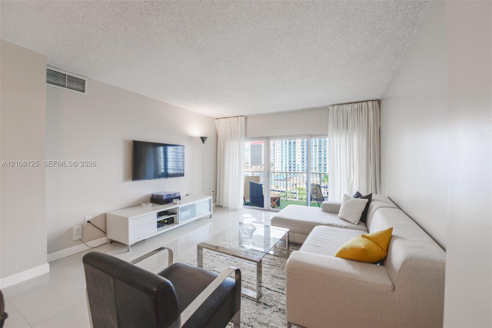 See details 8M 1 / 2 870 sq. ft. $ 2026-10-16 0 Photo