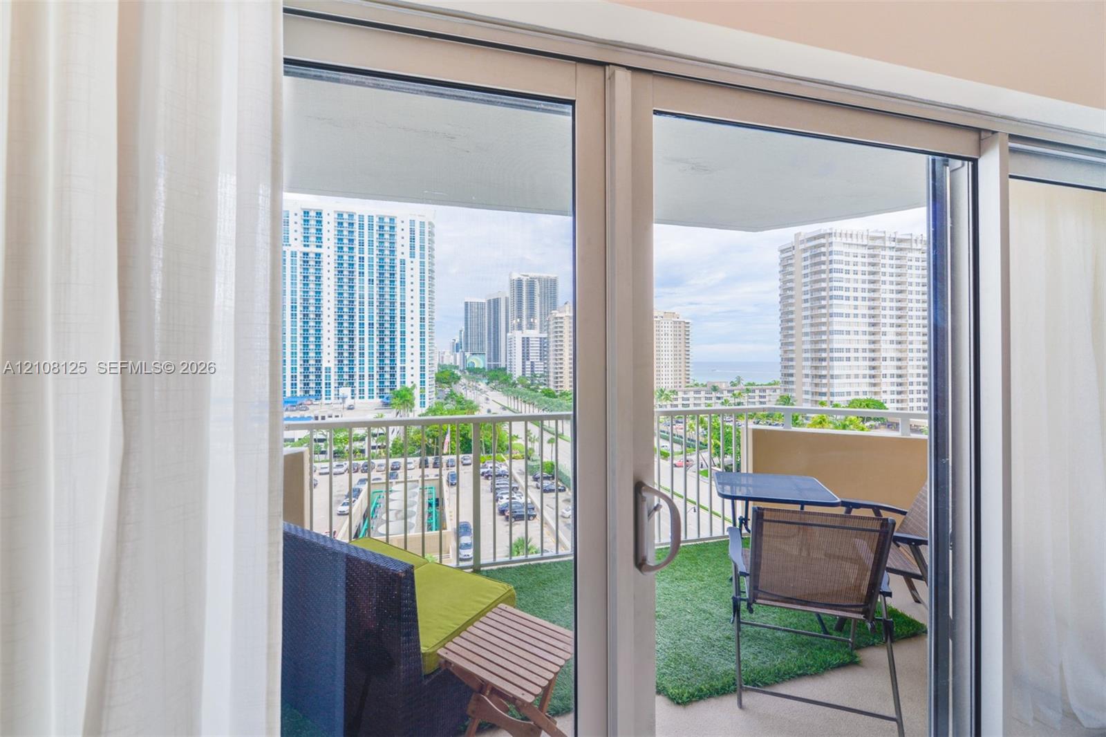 See details 8M 1 / 2 870 sq. ft. $ 2026-10-16 0 Photo