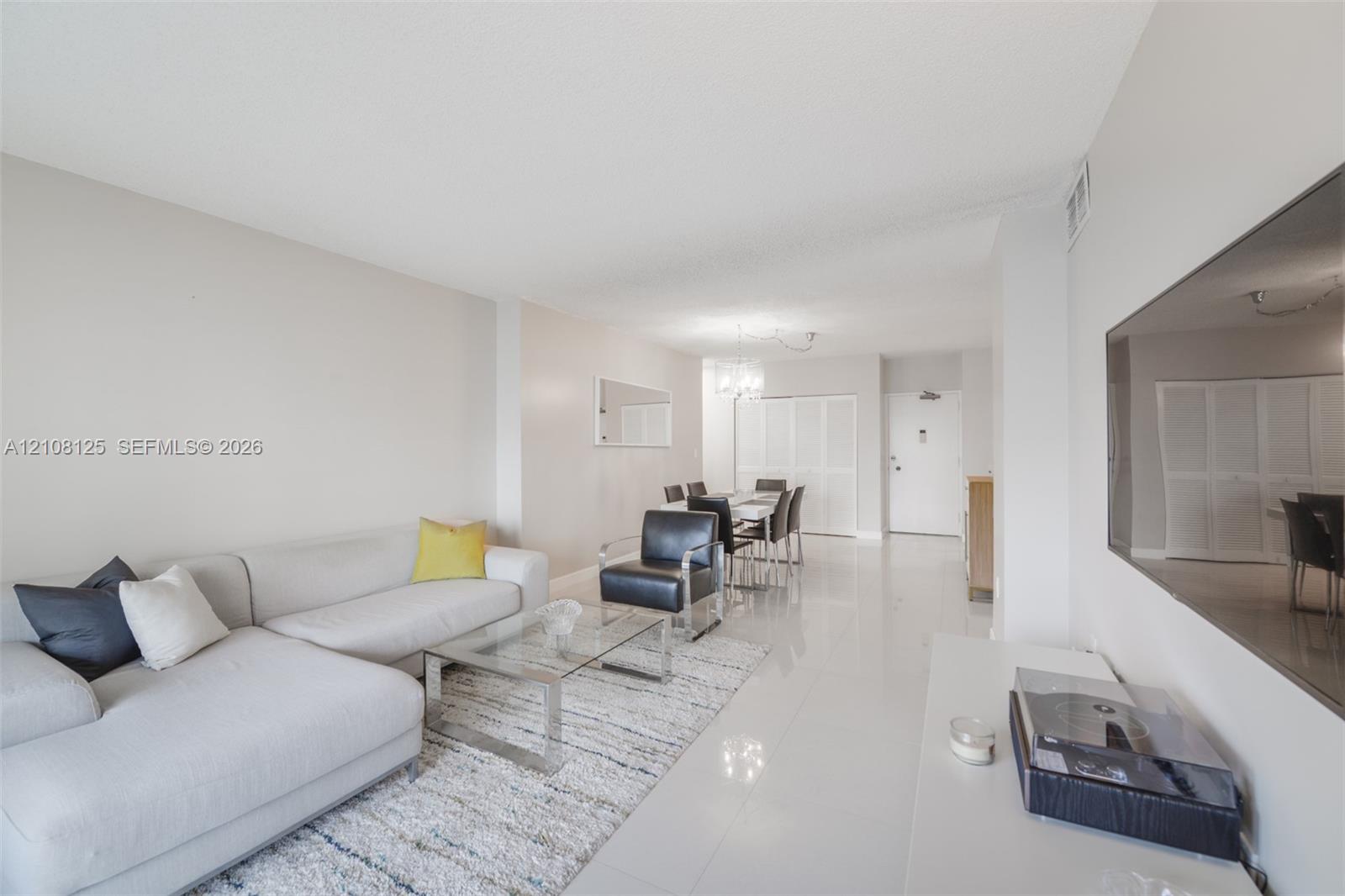 See details 8M 1 / 2 870 sq. ft. $ 2026-10-16 0 Photo