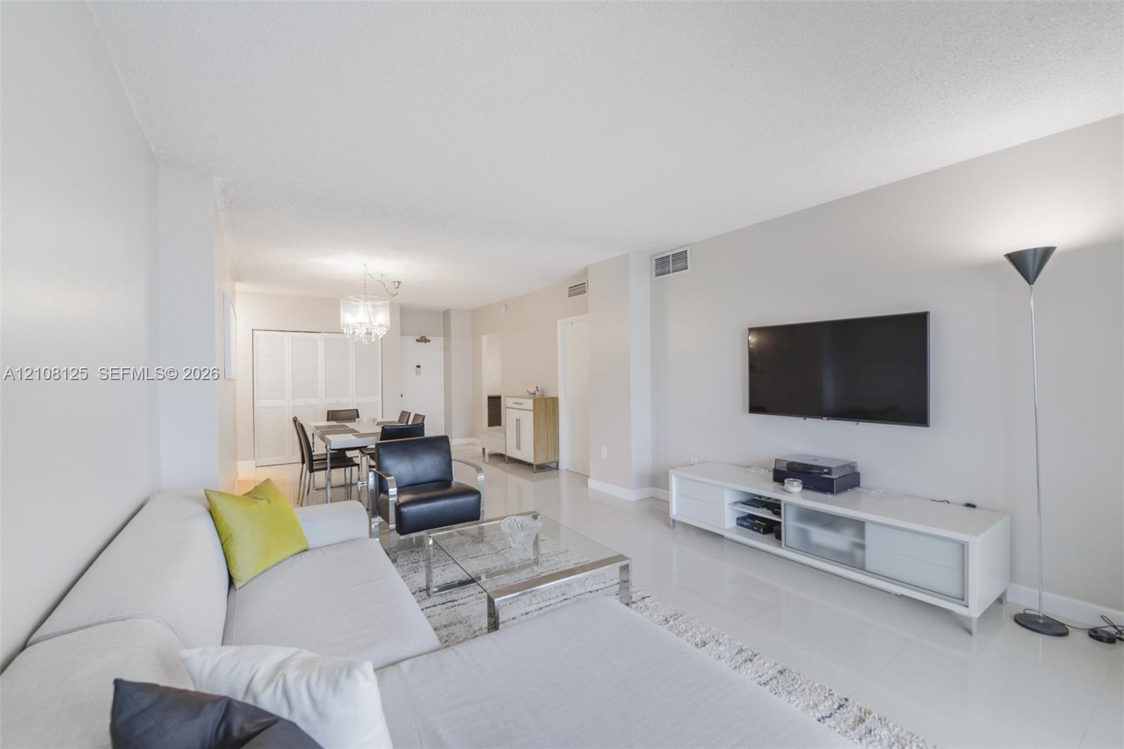 See details 8M 1 / 2 870 sq. ft. $ 2026-10-16 0 Photo