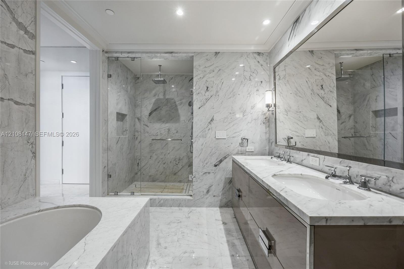 902 3 / 4 2137 sq. ft. $ 2026-10-16 0 foto