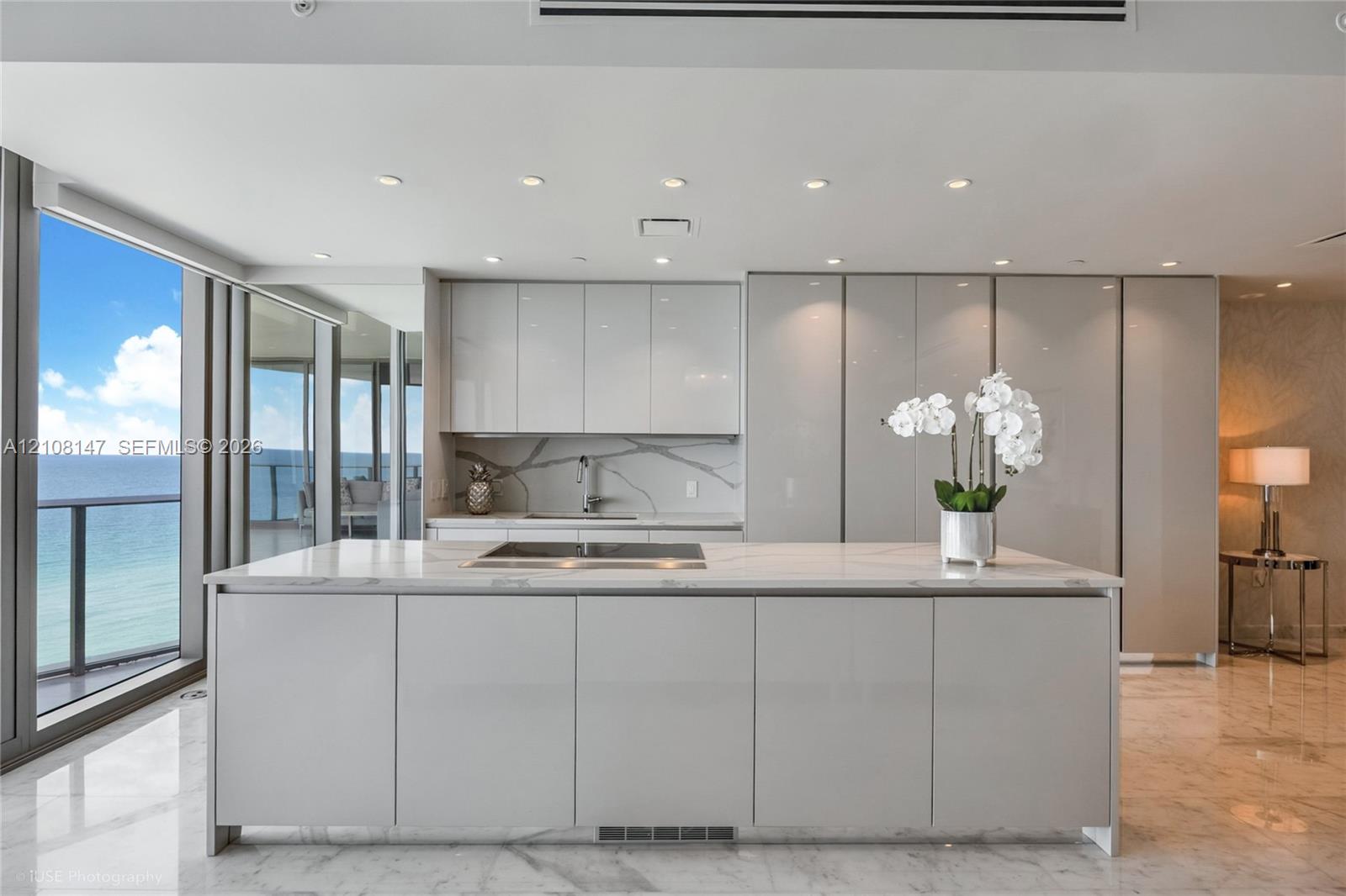 902 3 / 4 2137 sq. ft. $ 2026-10-16 0 foto