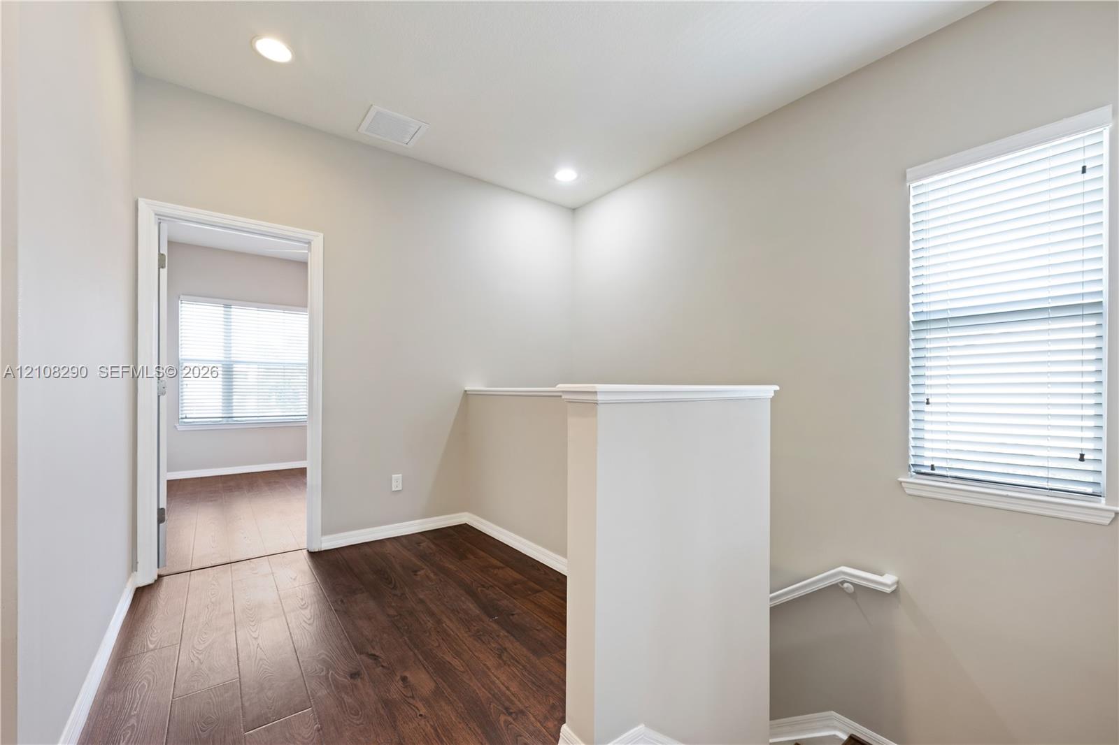 945 3 / 3 2035 sq. ft. $ 2026-10-17 0 foto