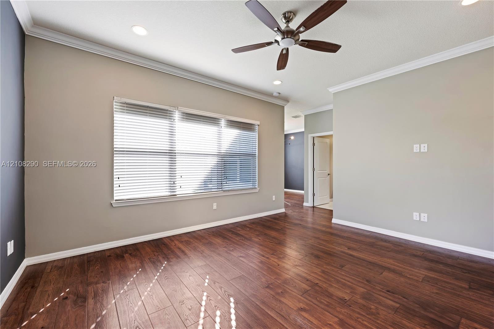 945 3 / 3 2035 sq. ft. $ 2026-10-17 0 foto