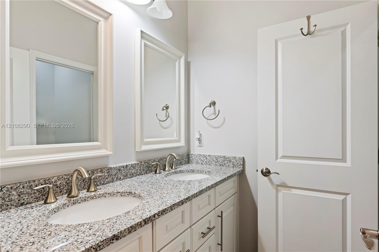 945 3 / 3 2035 sq. ft. $ 2026-10-17 0 foto