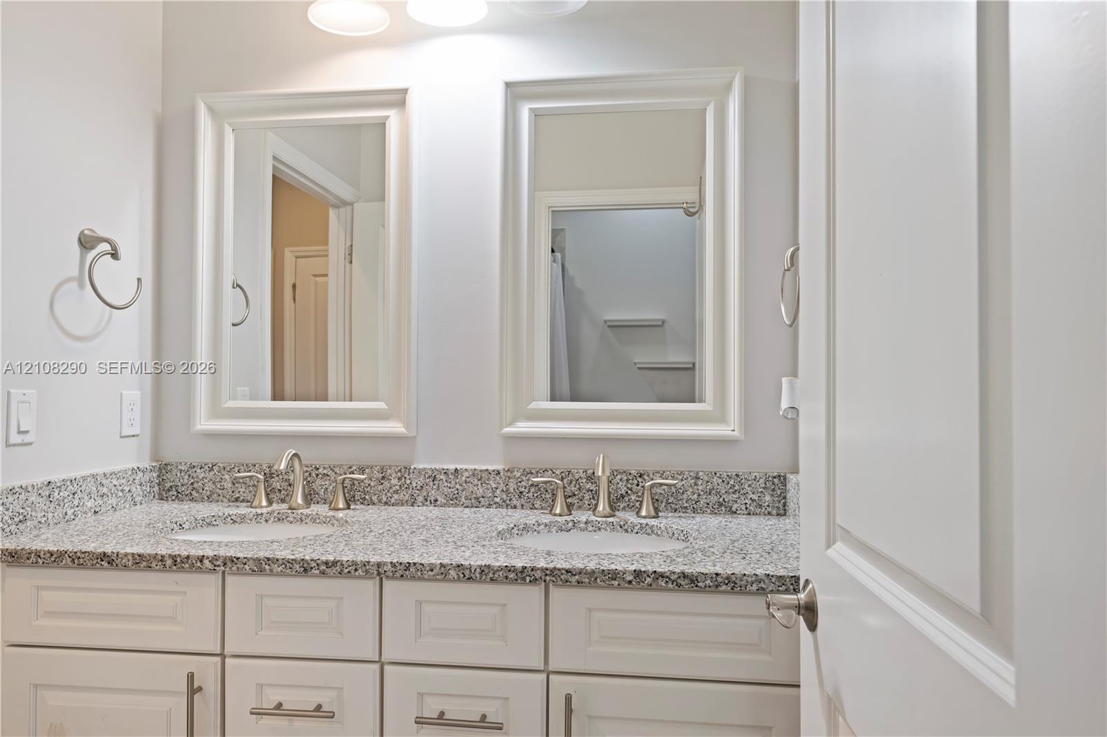 945 3 / 3 2035 sq. ft. $ 2026-10-17 0 foto