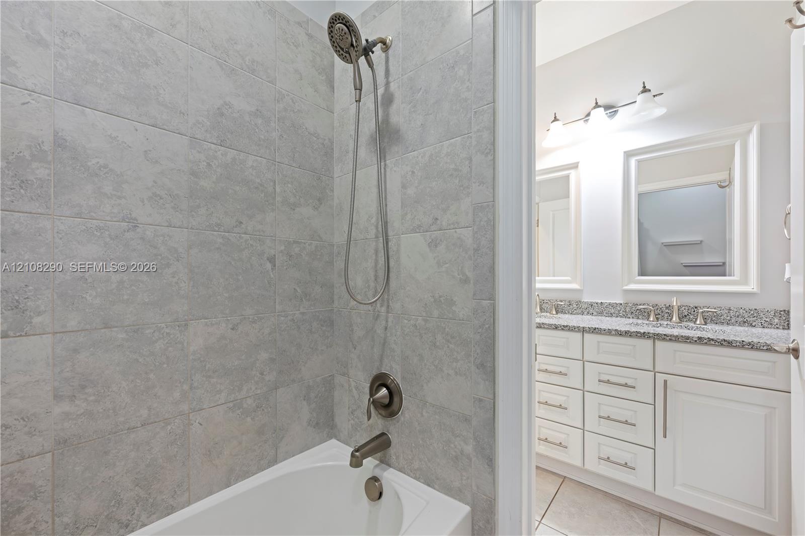 945 3 / 3 2035 sq. ft. $ 2026-10-17 0 foto
