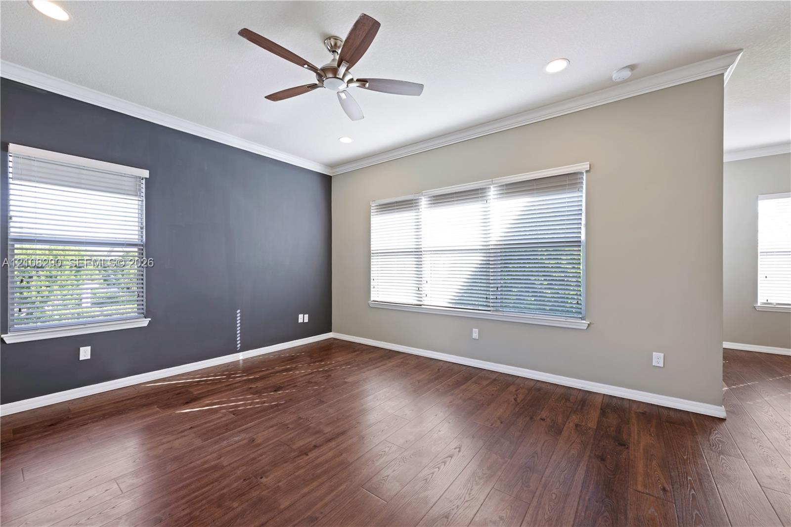 945 3 / 3 2035 sq. ft. $ 2026-10-17 0 foto