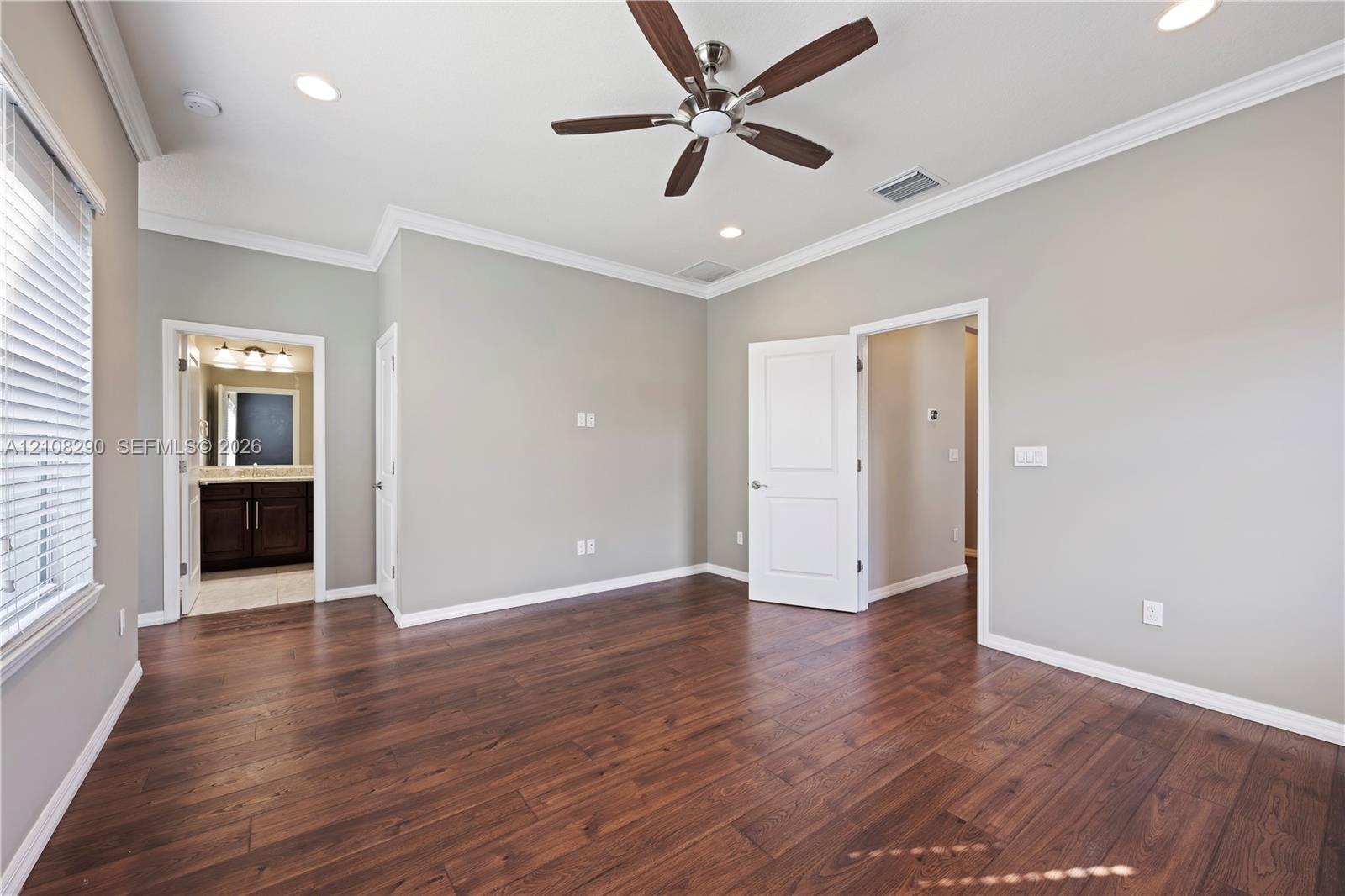 945 3 / 3 2035 sq. ft. $ 2026-10-17 0 foto
