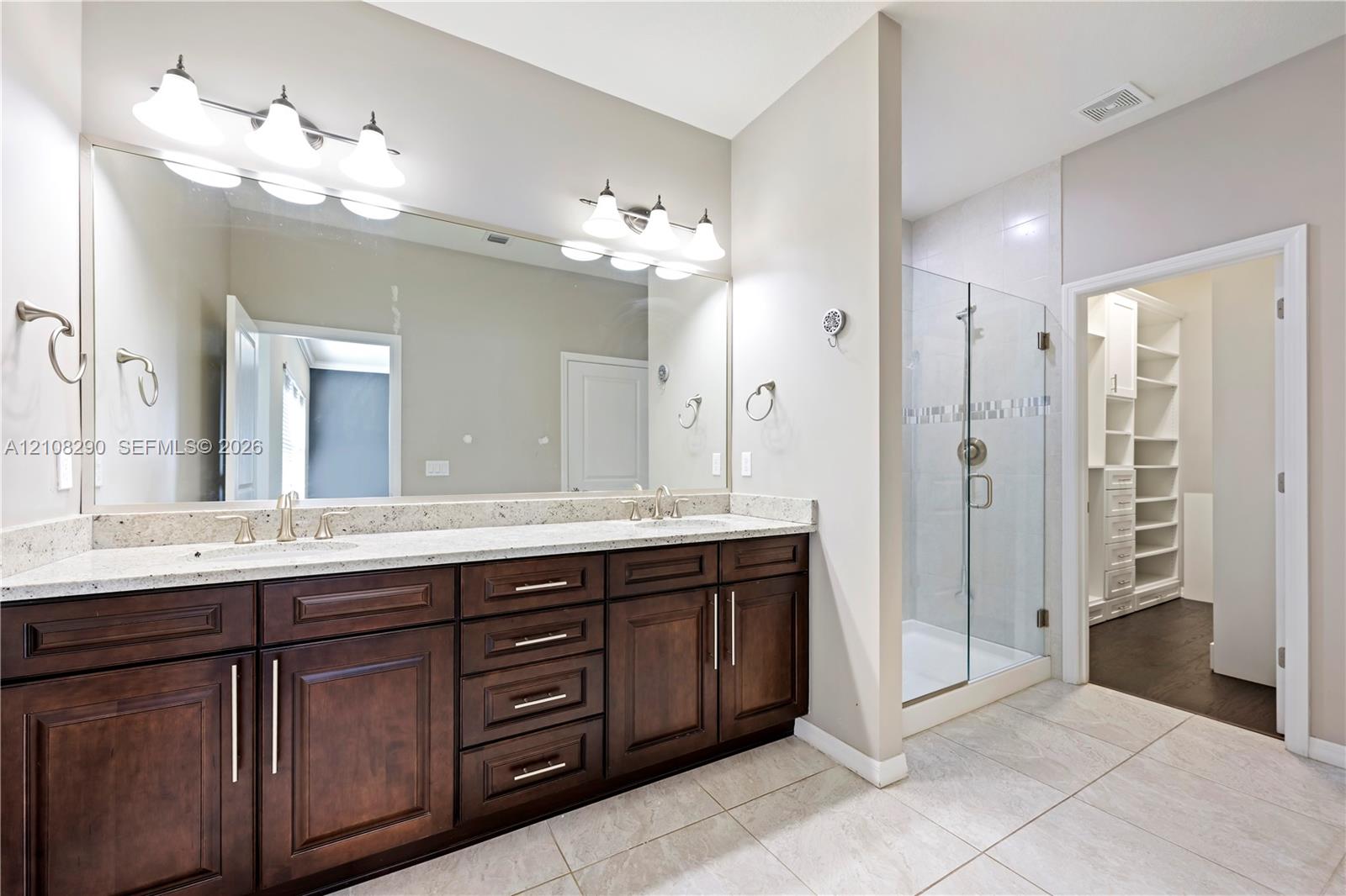 945 3 / 3 2035 sq. ft. $ 2026-10-17 0 foto