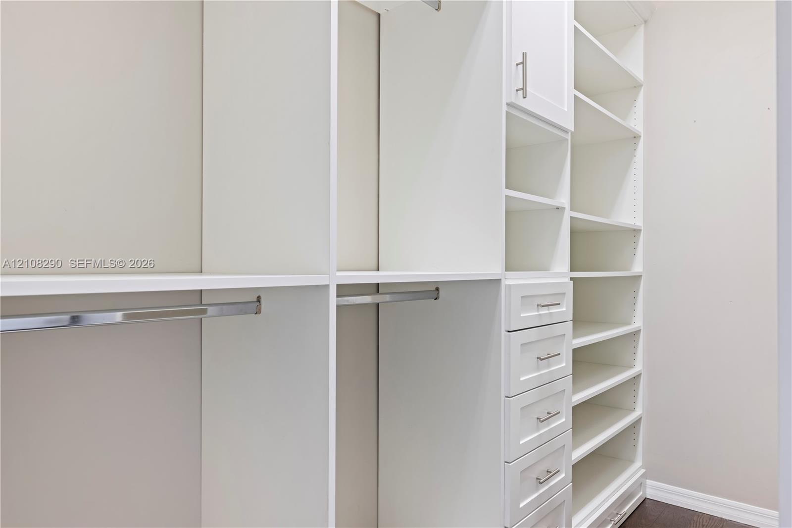 945 3 / 3 2035 sq. ft. $ 2026-10-17 0 foto