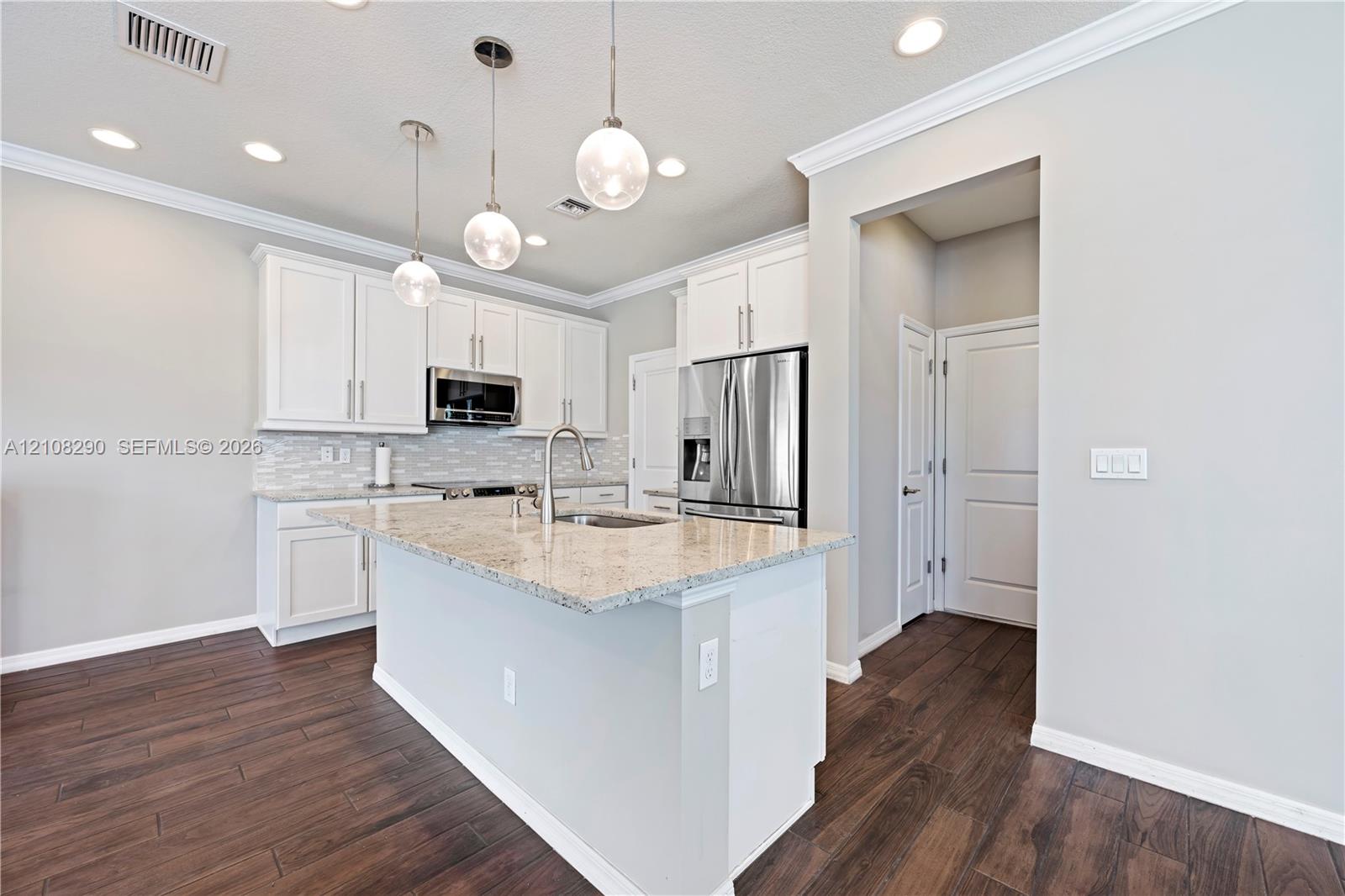 945 3 / 3 2035 sq. ft. $ 2026-10-17 0 foto