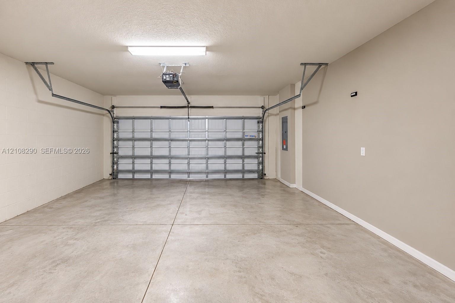 945 3 / 3 2035 sq. ft. $ 2026-10-17 0 foto