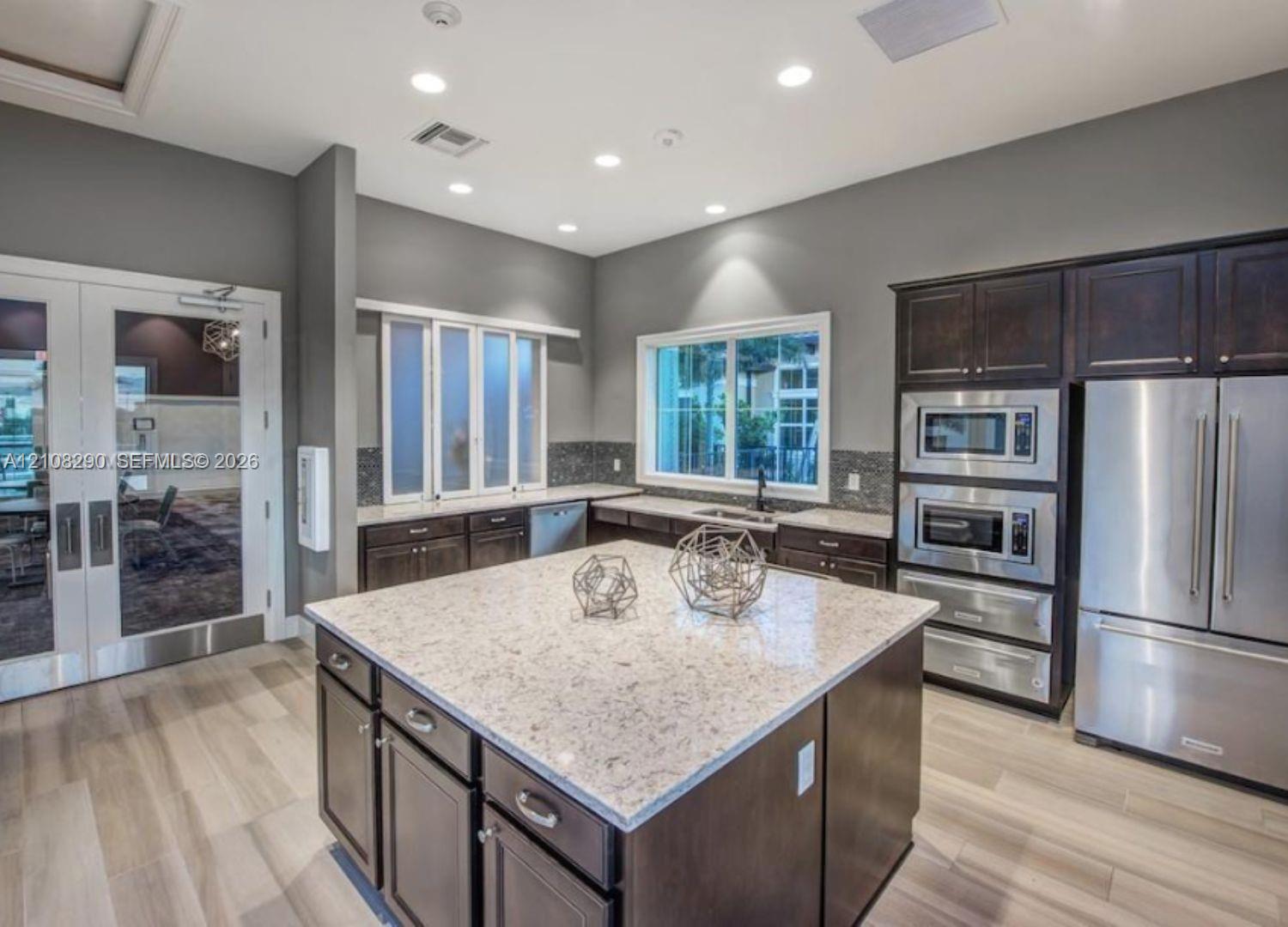945 3 / 3 2035 sq. ft. $ 2026-10-17 0 foto