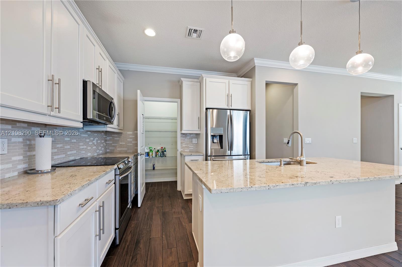 945 3 / 3 2035 sq. ft. $ 2026-10-17 0 foto