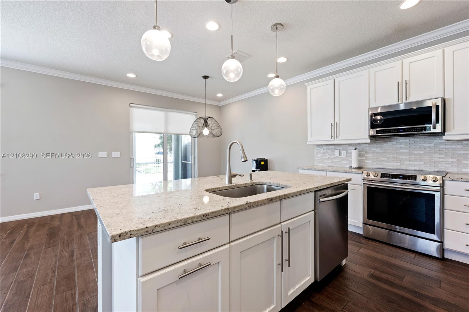 945 3 / 3 2035 sq. ft. $ 2026-10-17 0 foto