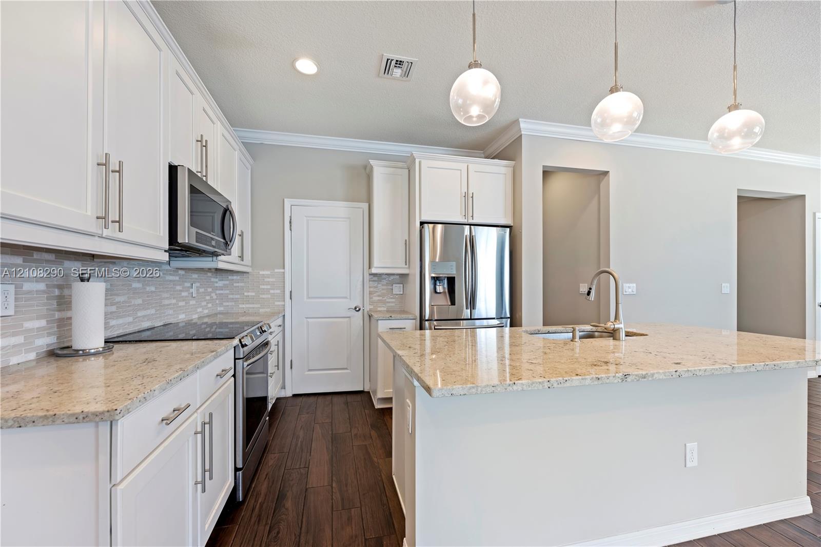 945 3 / 3 2035 sq. ft. $ 2026-10-17 0 foto