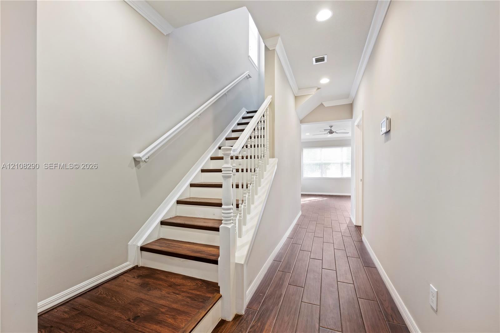 945 3 / 3 2035 sq. ft. $ 2026-10-17 0 foto