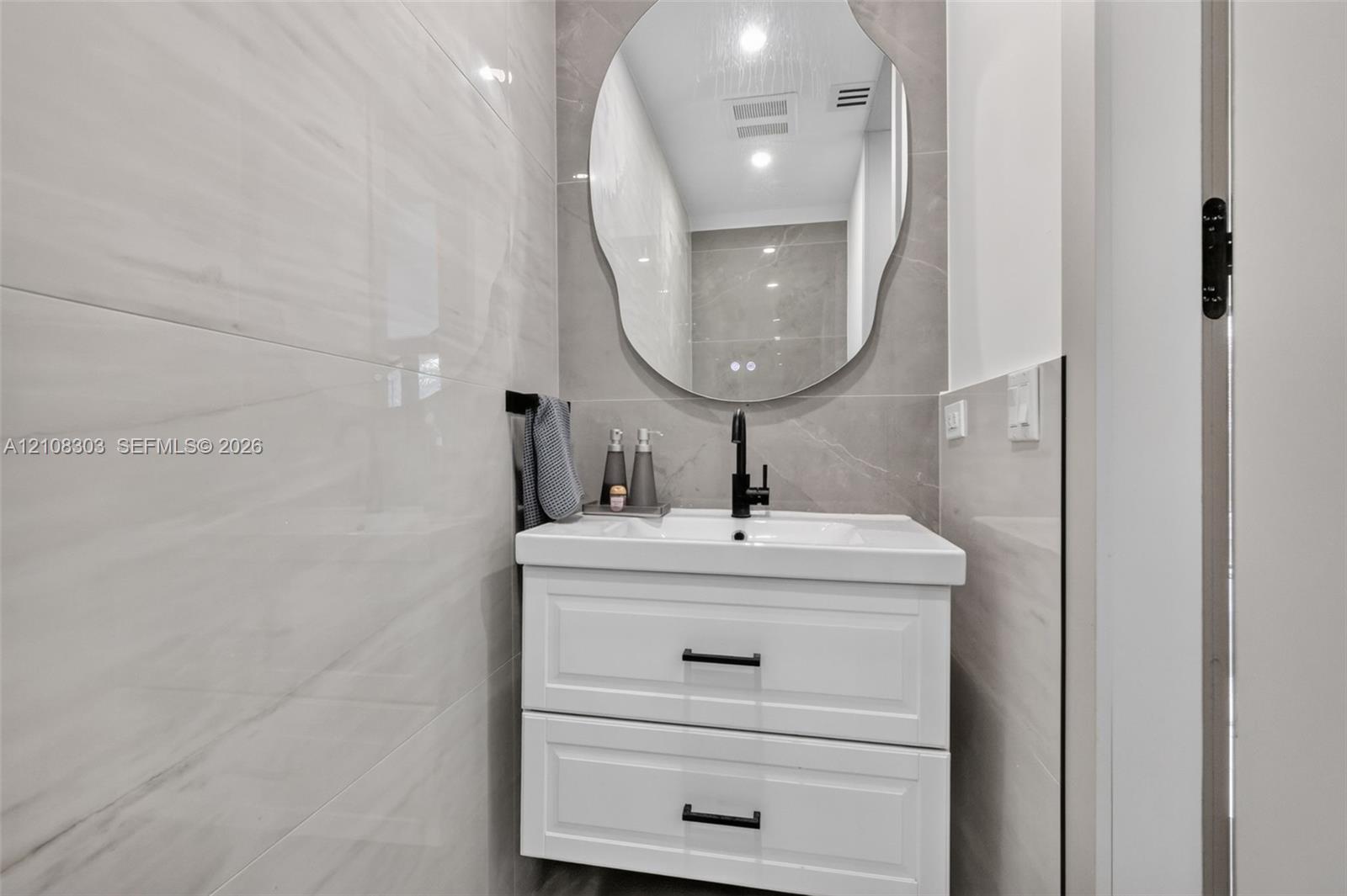  5 / 6 2540 sq. ft. $ 2026-10-19 0 foto