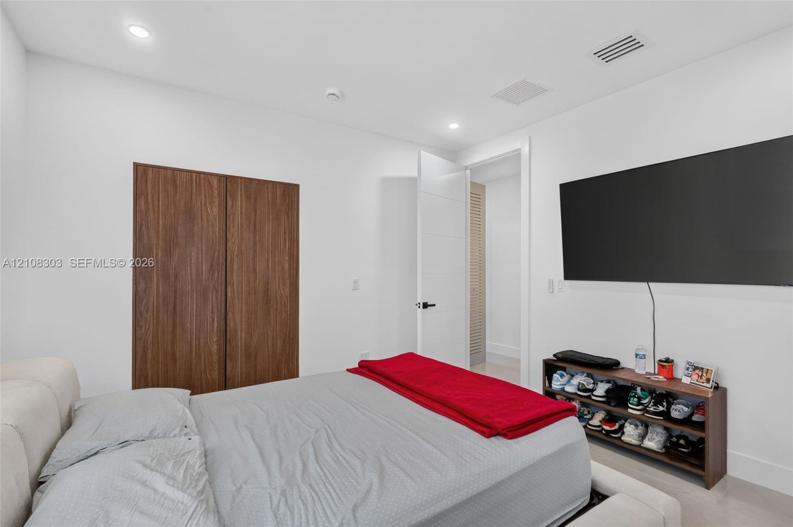  5 / 6 2540 sq. ft. $ 2026-10-19 0 foto