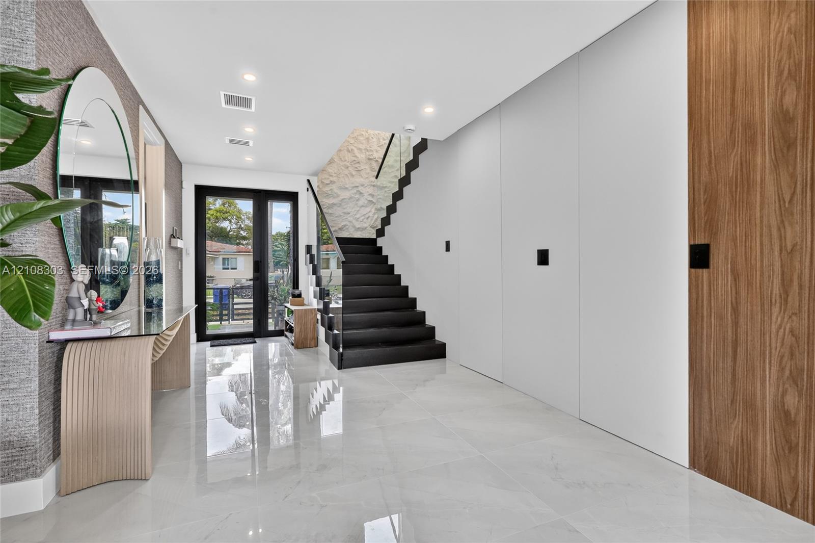  5 / 6 2540 sq. ft. $ 2026-10-19 0 foto