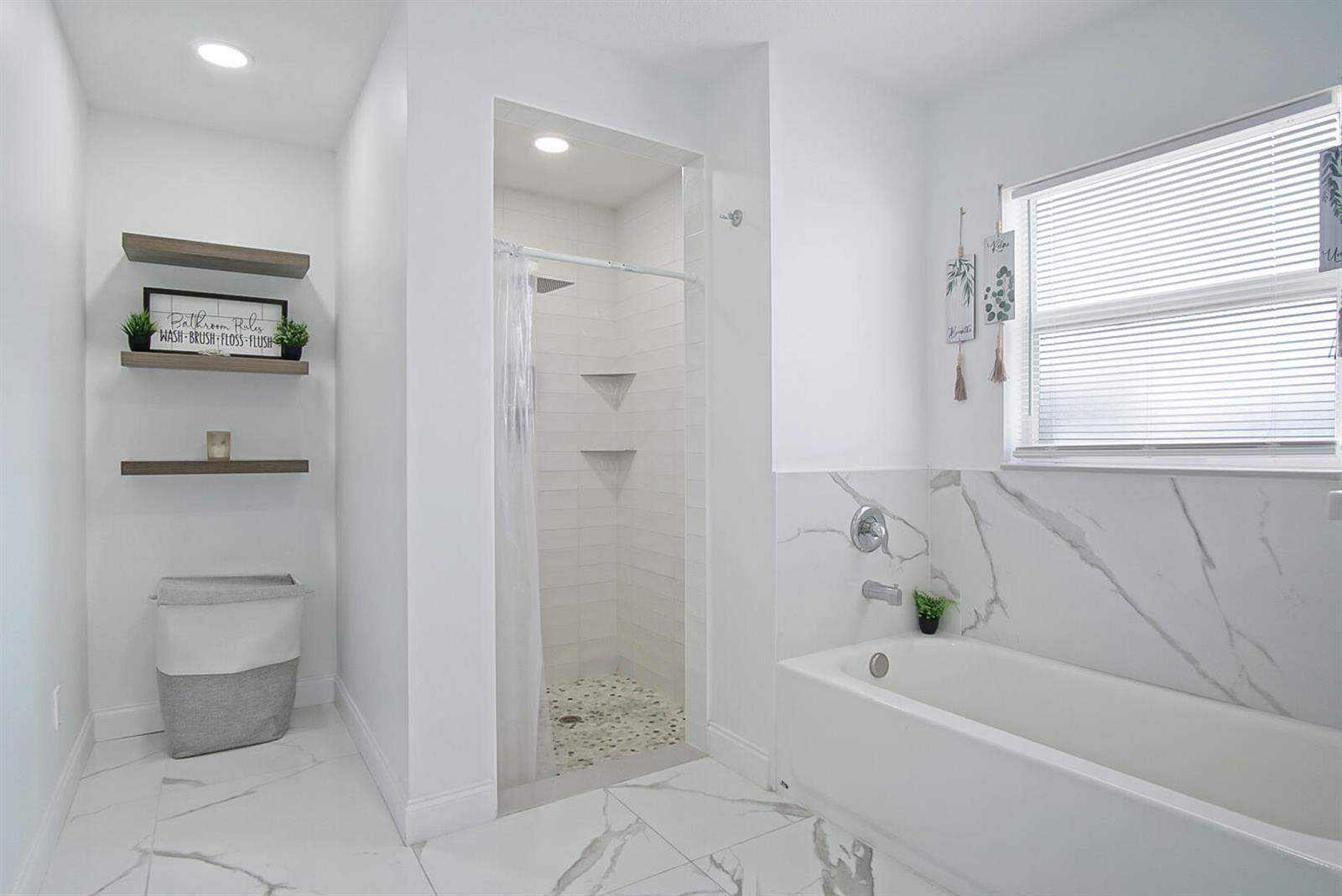 Ver detalles 719 4 / 3 2065 sq. ft. $ 2026-10-21 0 foto