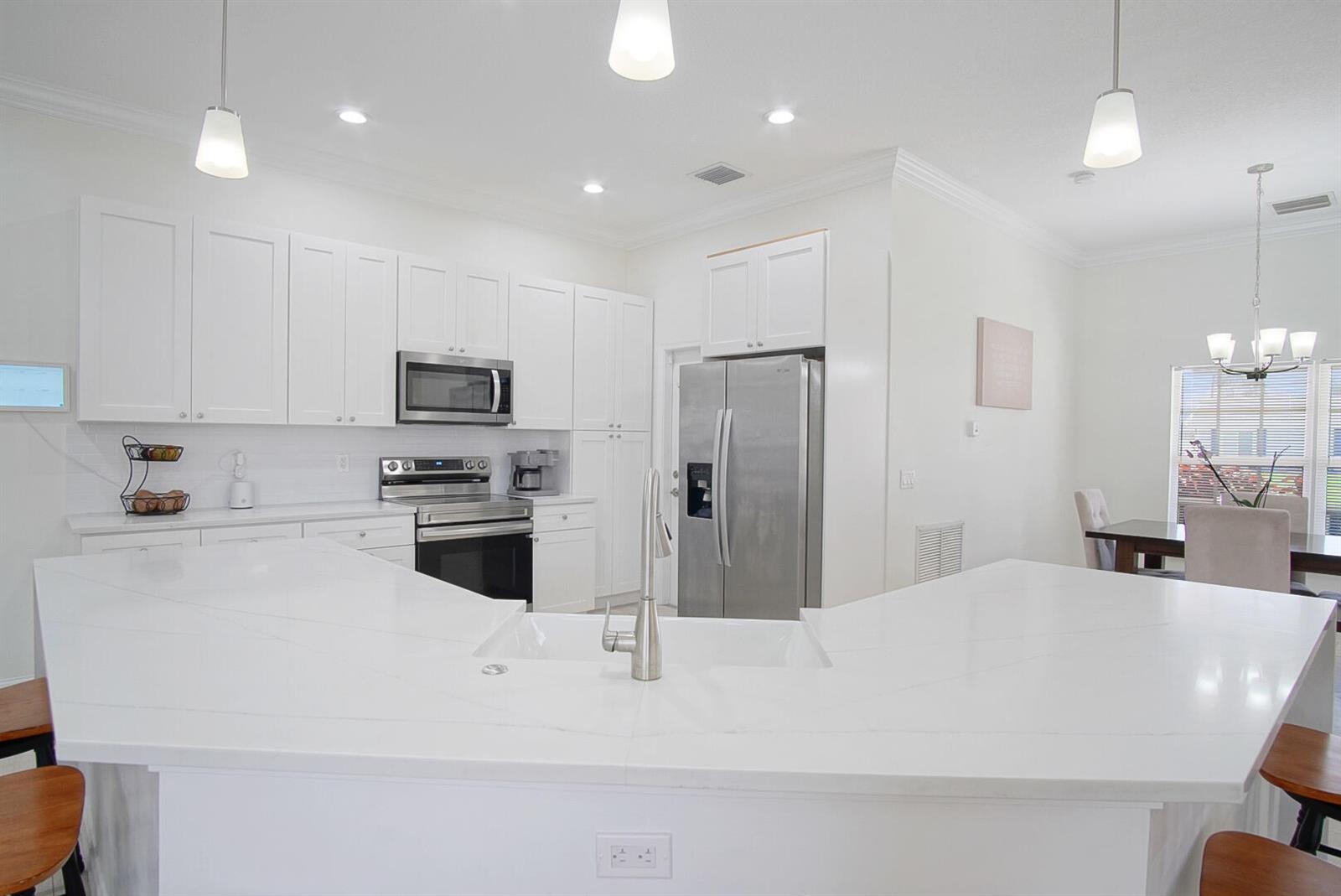 Ver detalles 719 4 / 3 2065 sq. ft. $ 2026-10-21 0 foto