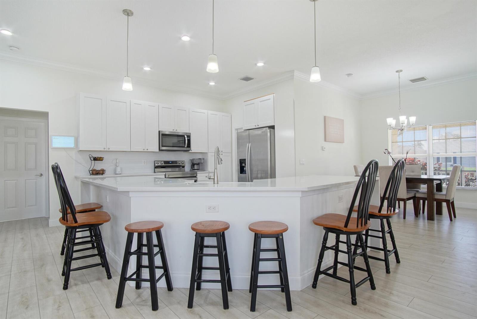Ver detalles 719 4 / 3 2065 sq. ft. $ 2026-10-21 0 foto