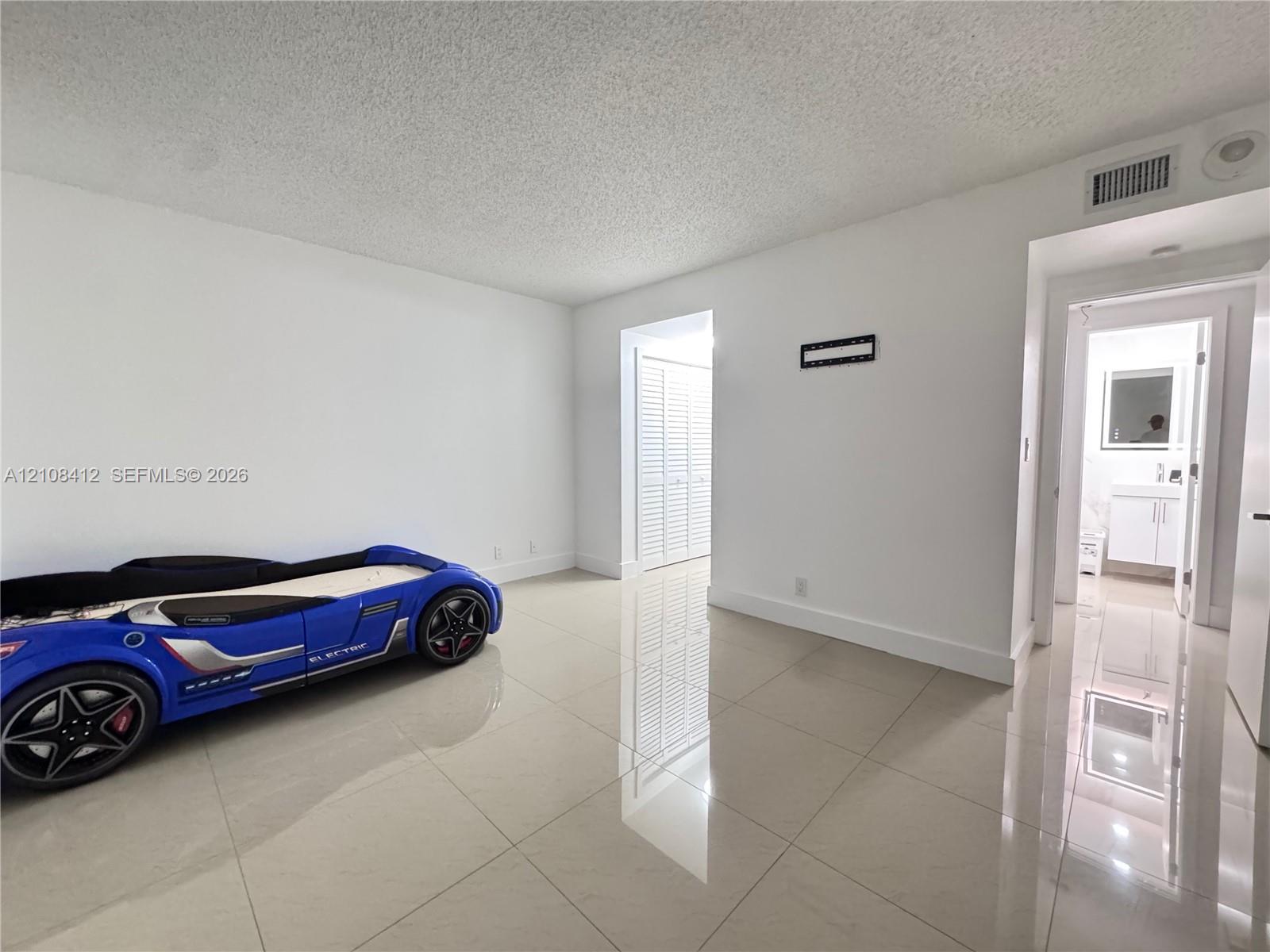 604 2 / 2 844 sq. ft. $ 2026-10-17 0 foto
