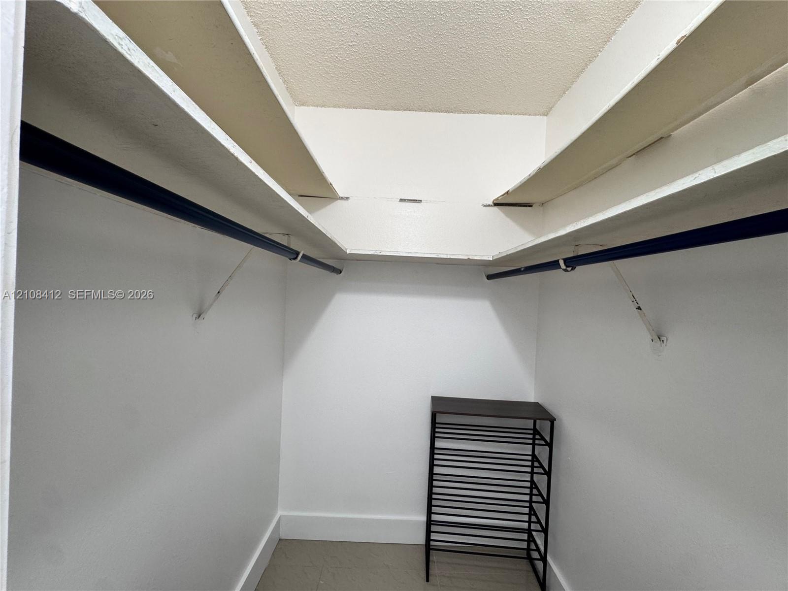 604 2 / 2 844 sq. ft. $ 2026-10-17 0 foto