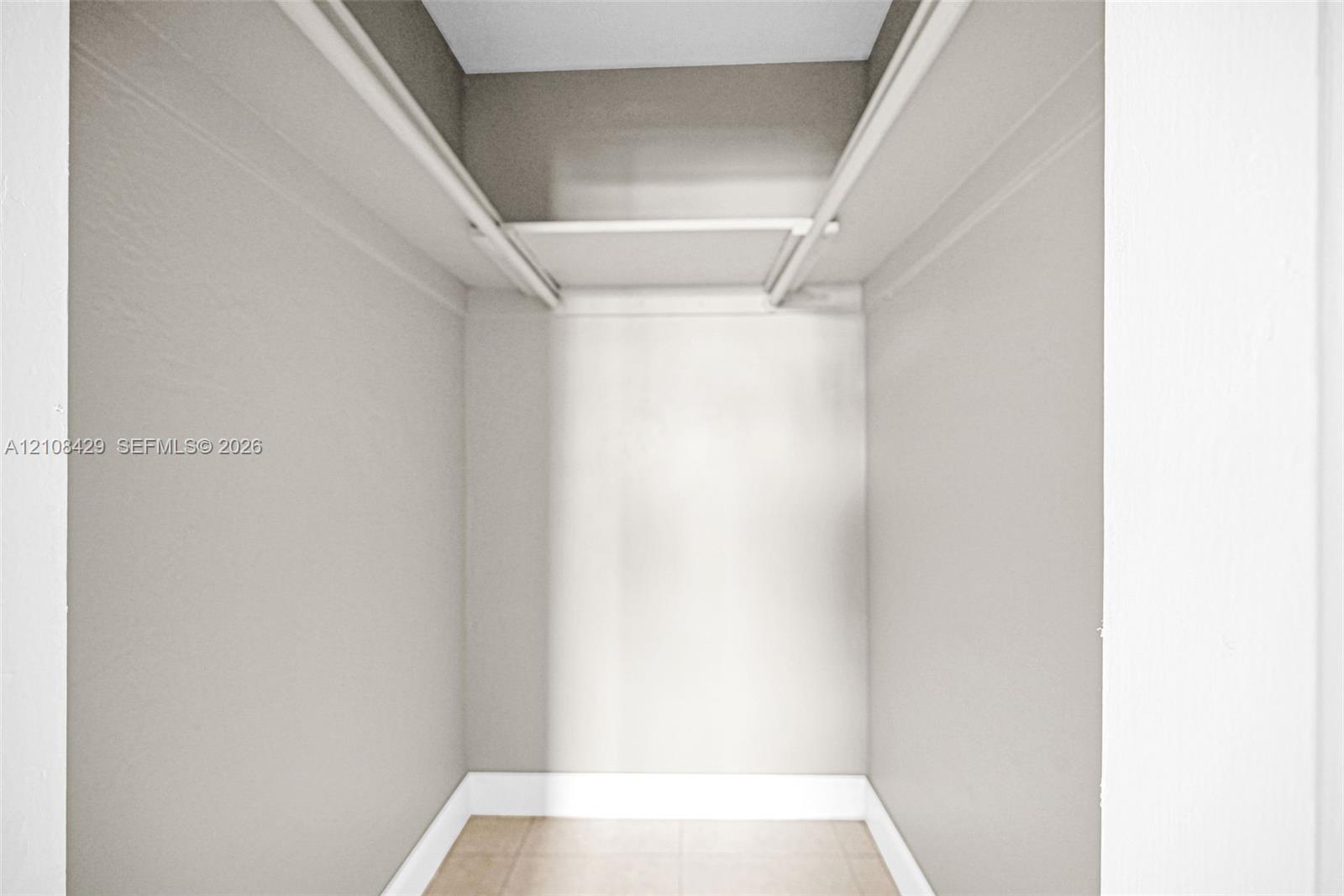   /  4064 sq. ft. $ 2026-10-17 0 foto