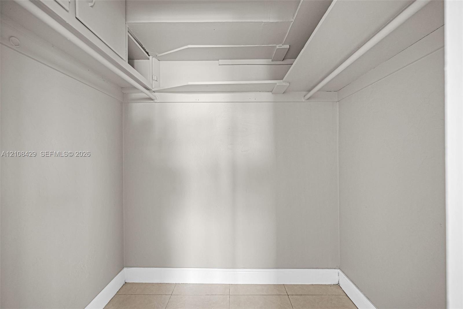   /  4064 sq. ft. $ 2026-10-17 0 foto