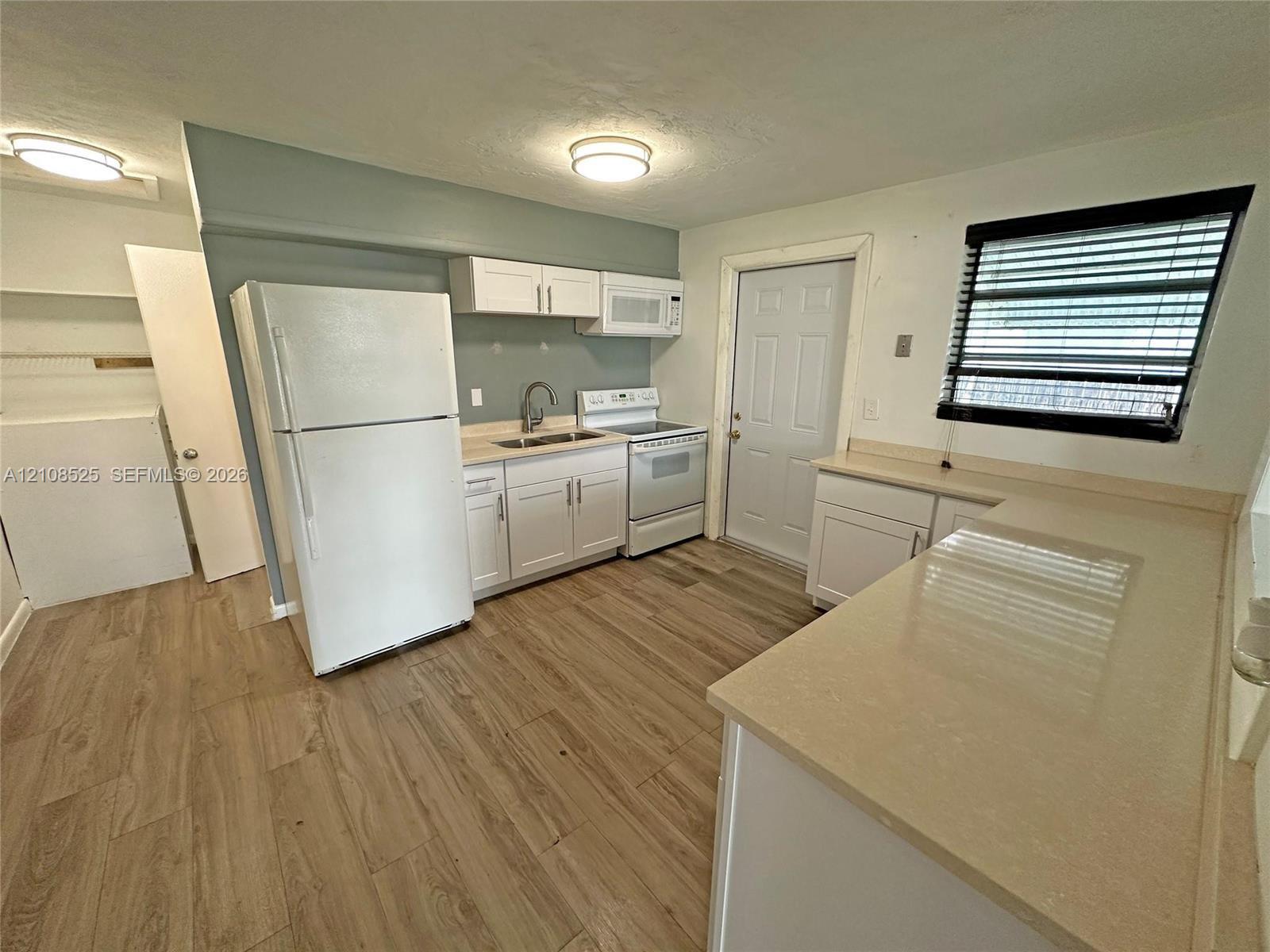   /  1400 sq. ft. $ 2026-10-18 0 foto