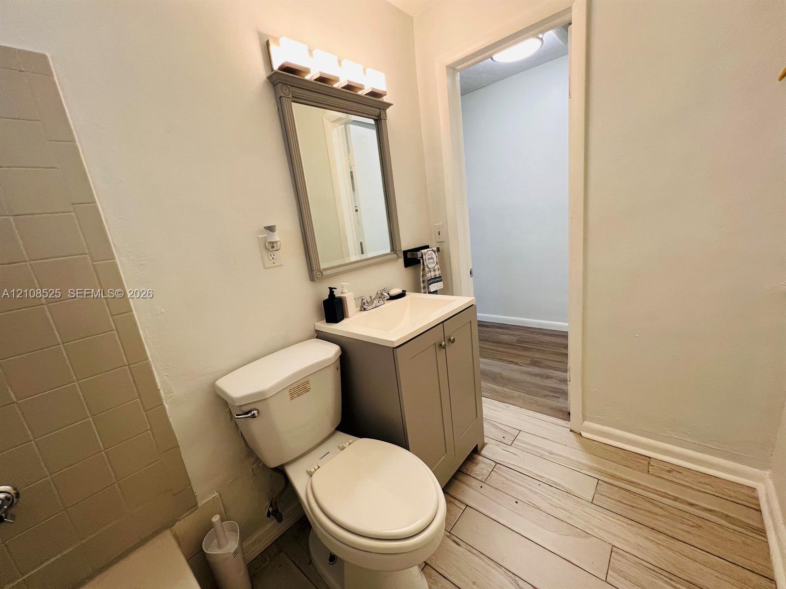   /  1400 sq. ft. $ 2026-10-18 0 foto
